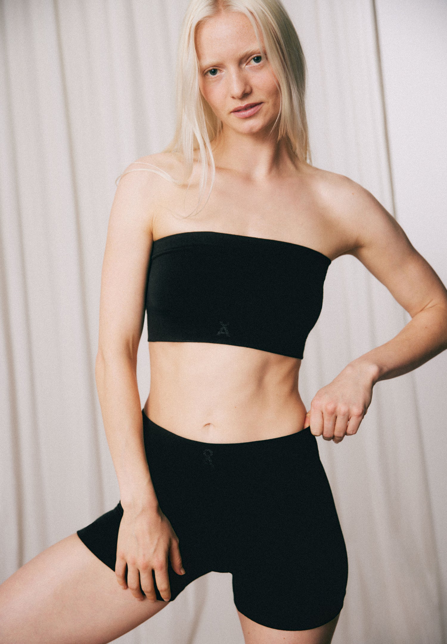 Model trägt BRALAA SEAMAALA Bandeau in der Farbe black