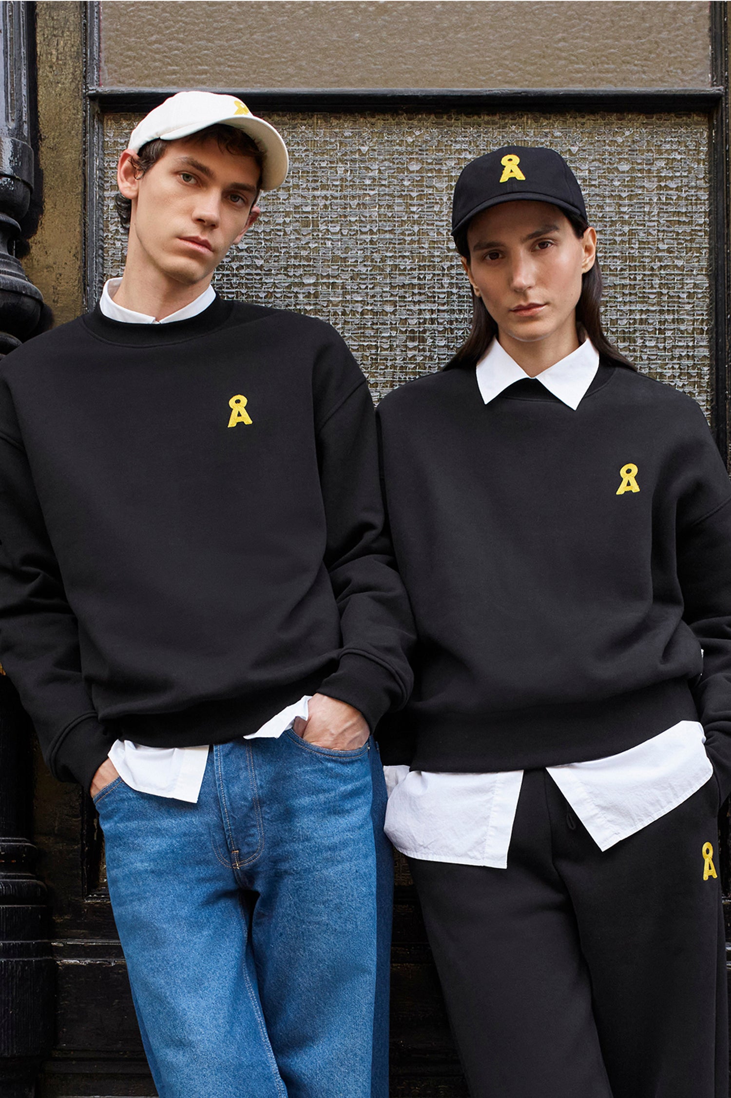 Mann und Frau in unserern Iconic Styles mit Sweater und Kappe.