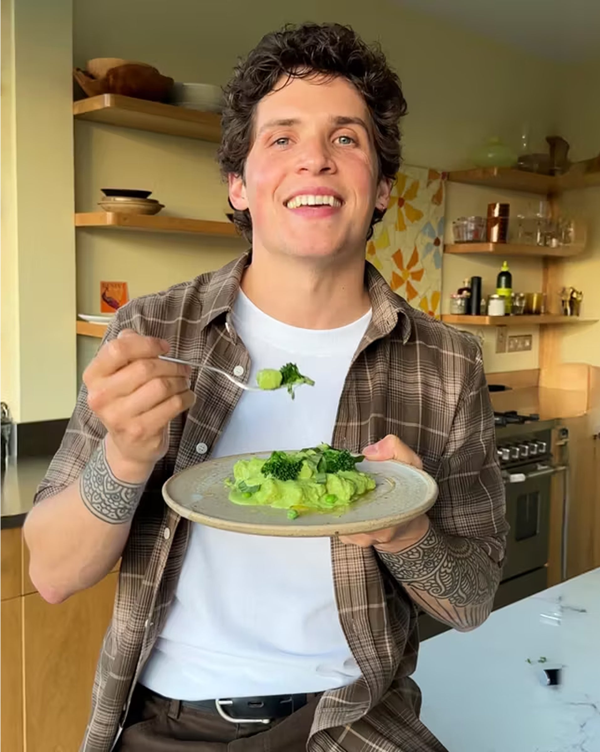 Ein Mann (Max La Manna), wie er ein frisch zubereitetes Essen ist. Klicke hier um mehr zu erfahren, wie man Abfall reduziert