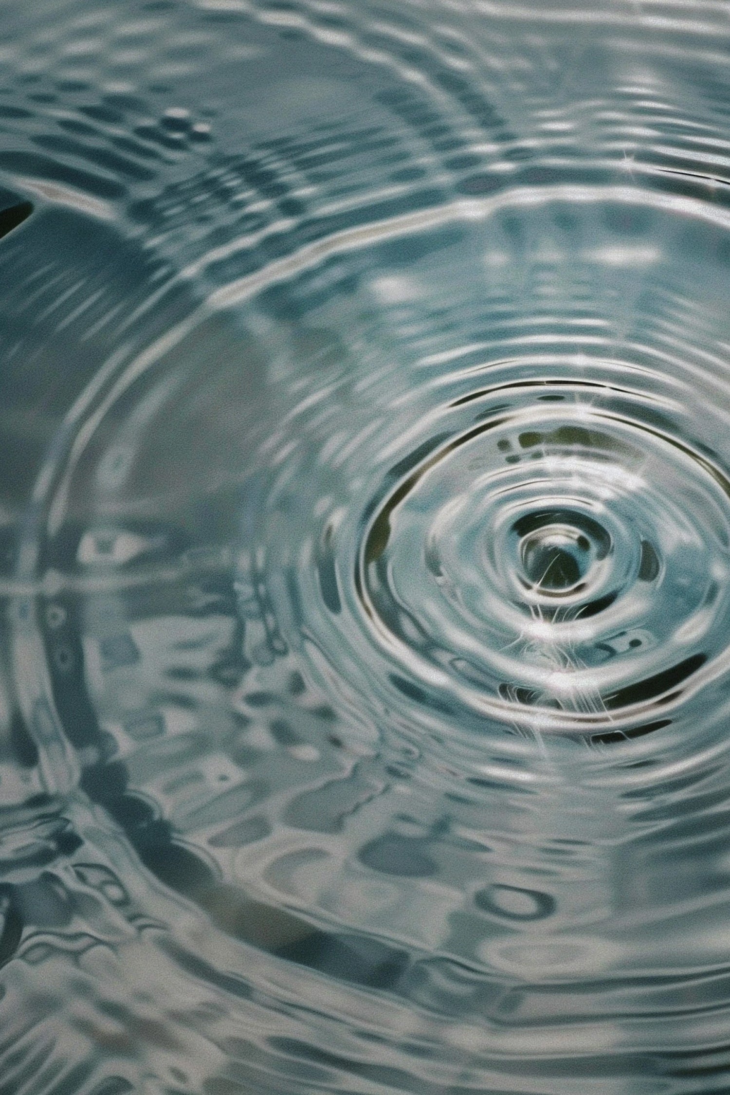 GRafik von einem See in den ein Tropfen fällt