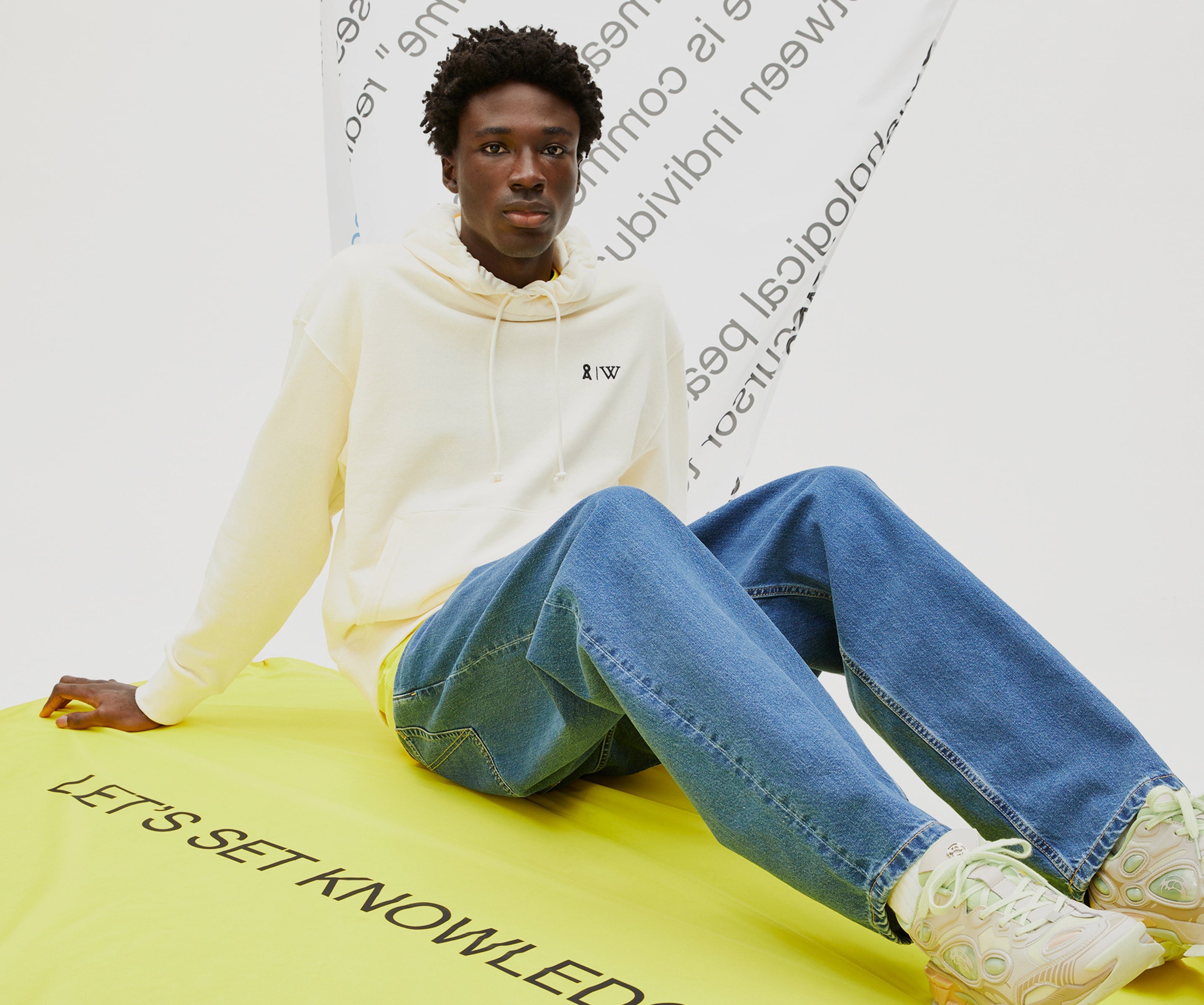 Bild von einem Mann mit der WIkipedia KOllektion