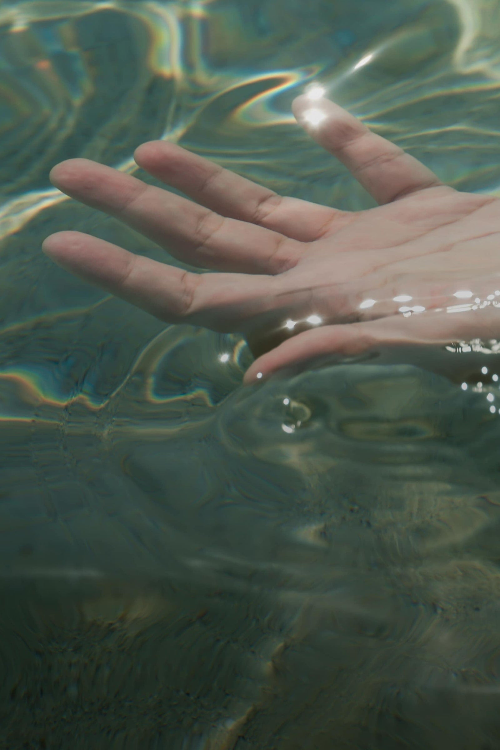 BIld zeigt eine Hand die im Wasser liegt