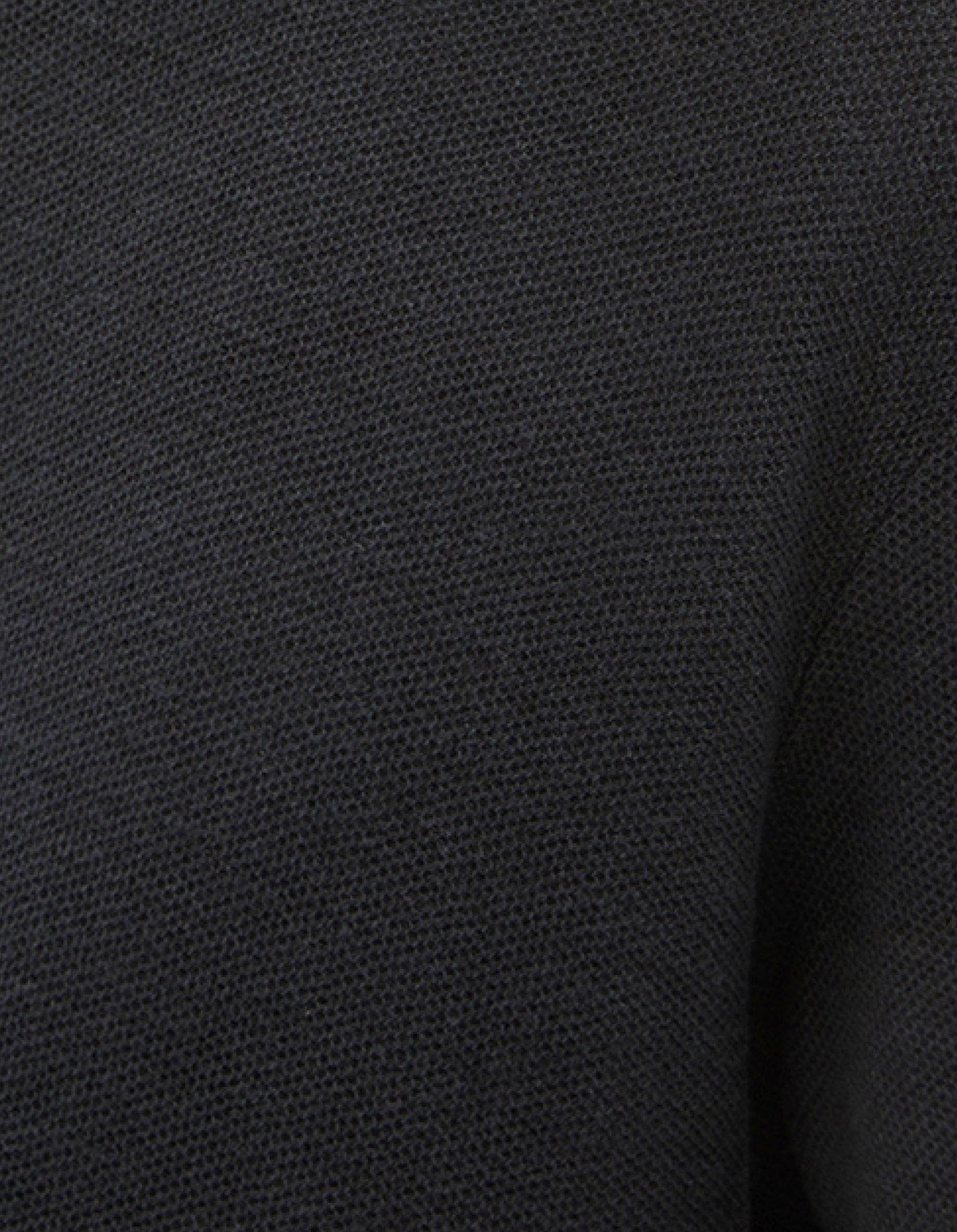 Nahaufnahme von dunkelgrauem Stoff mit grober, leicht strukturierter Oberfläche.