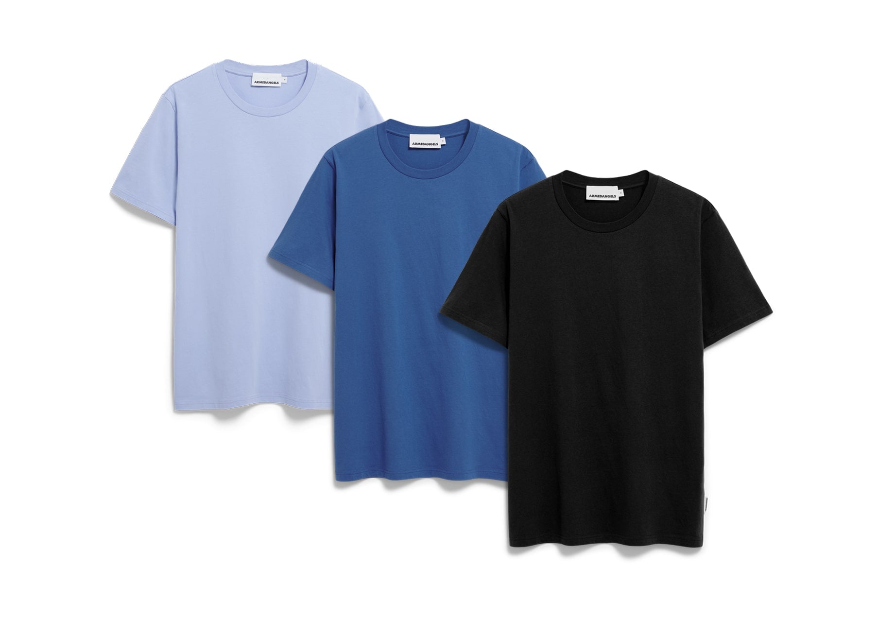 Drei Armedangels-T-Shirts in Hellblau, Mittelblau und Schwarz nebeneinander auf weißem Hintergrund.
