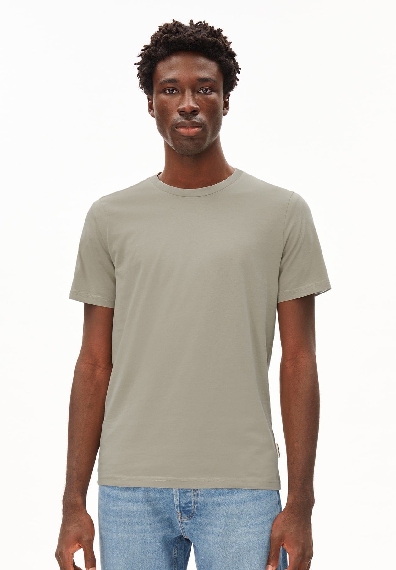Person trägt hellgraues T-Shirt JAAMES im Regular Fit aus Bio-Baumwolle und hellblaue Jeans, frontal aufgenommen vor weißem Hintergrund.