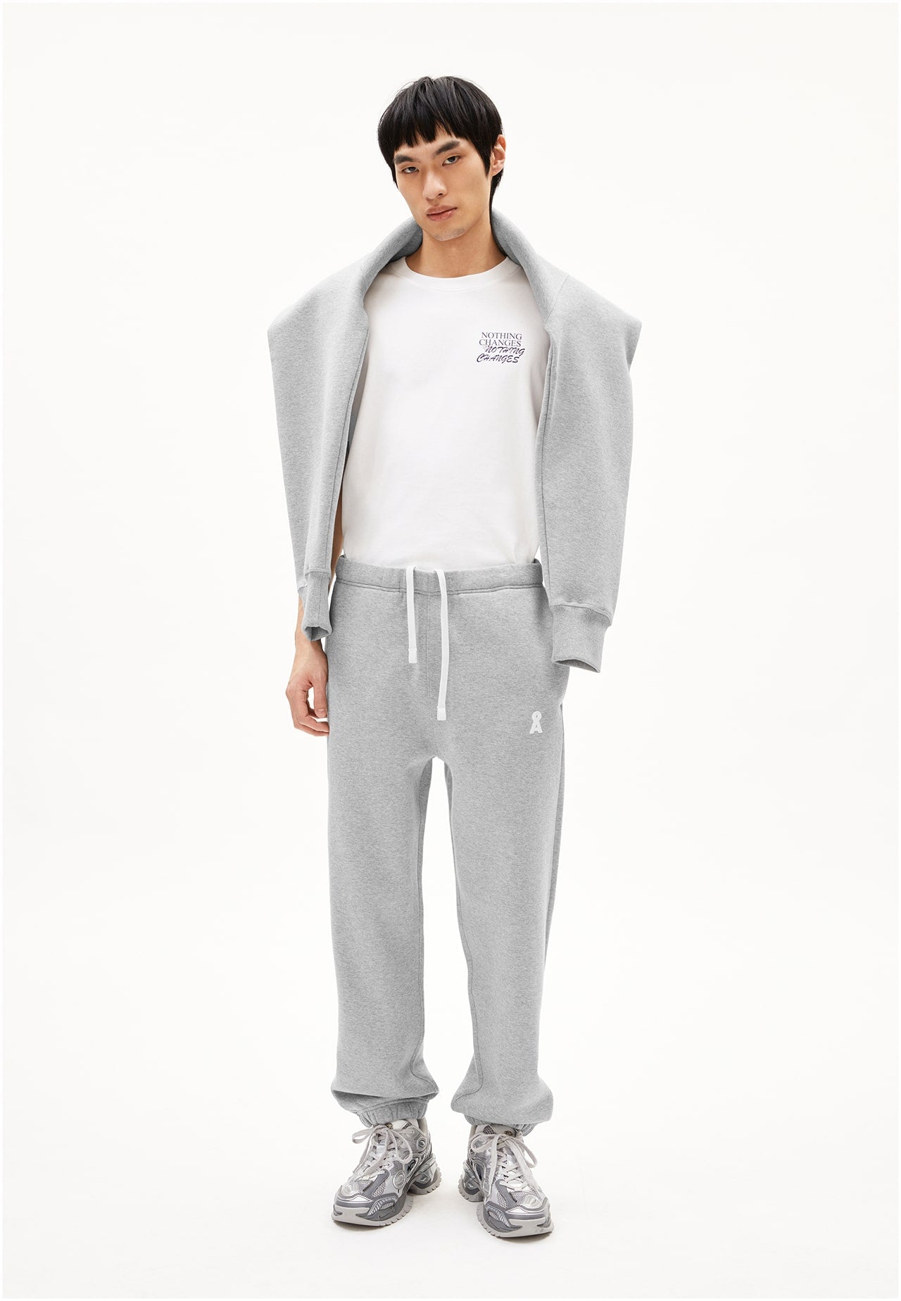 Mann mit einer grauen Sweathose