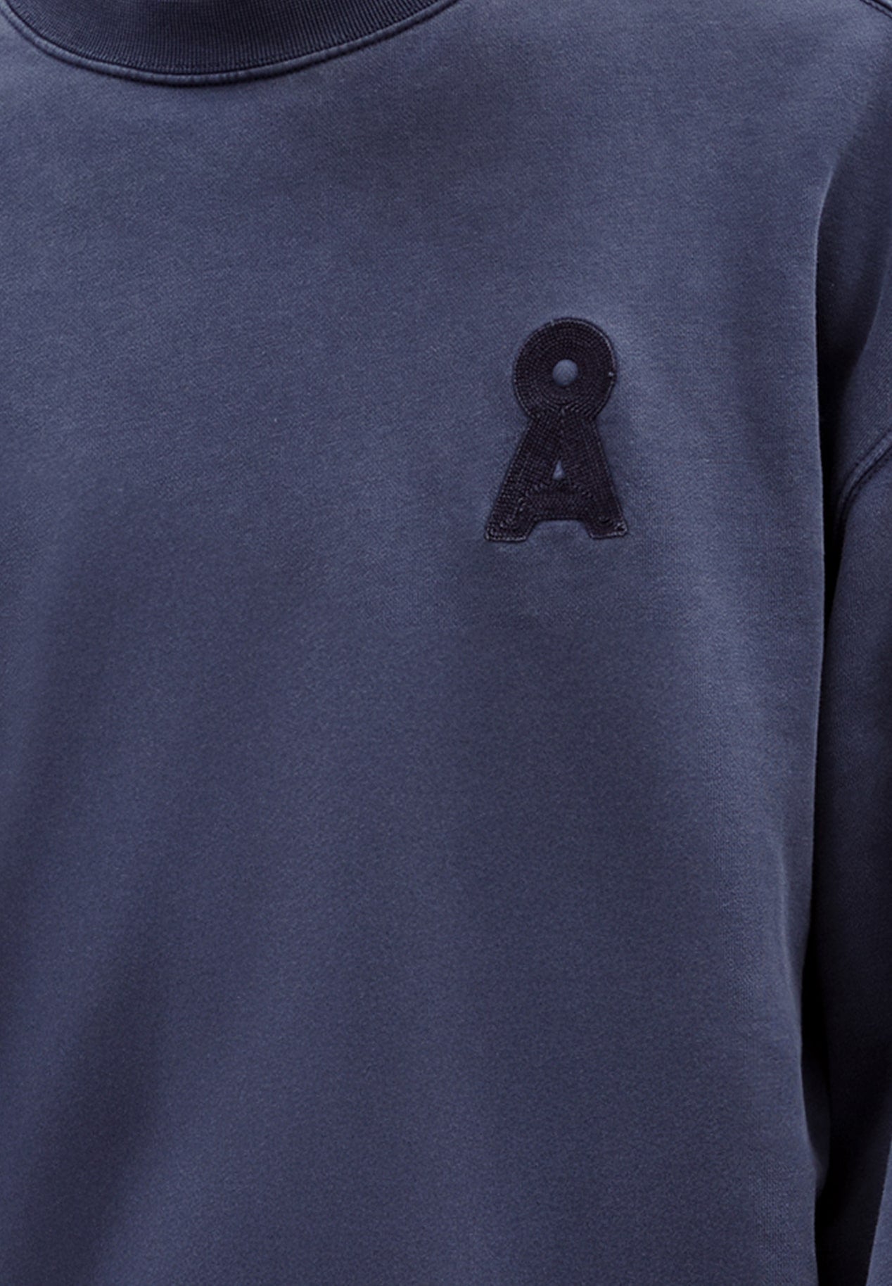 Nahaufnahme von einem Sweatshirt mit Garment Dye