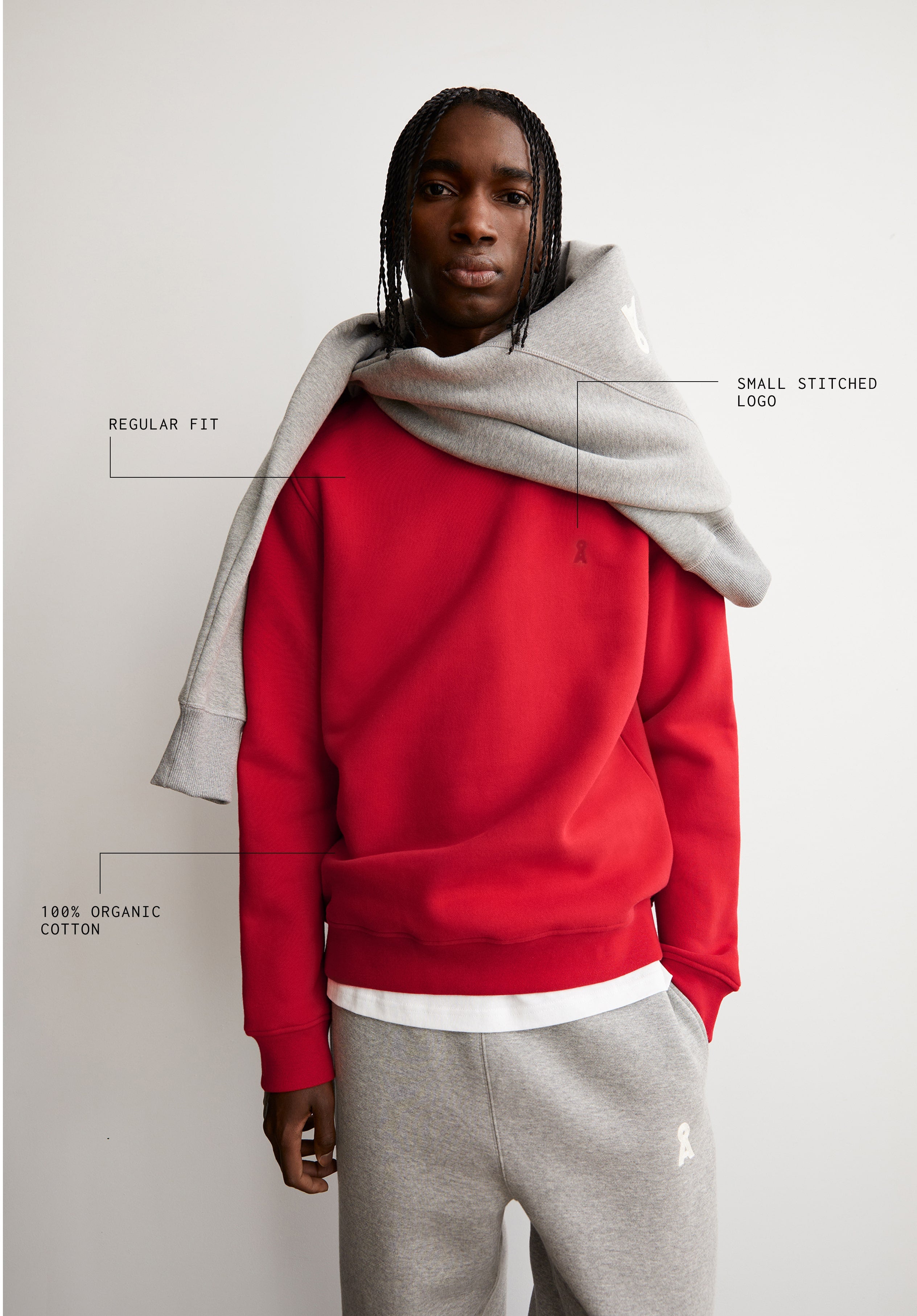 Beschreibung von einem roten Sweat-Set mit Regular Fit aus Bio-Baumwolle