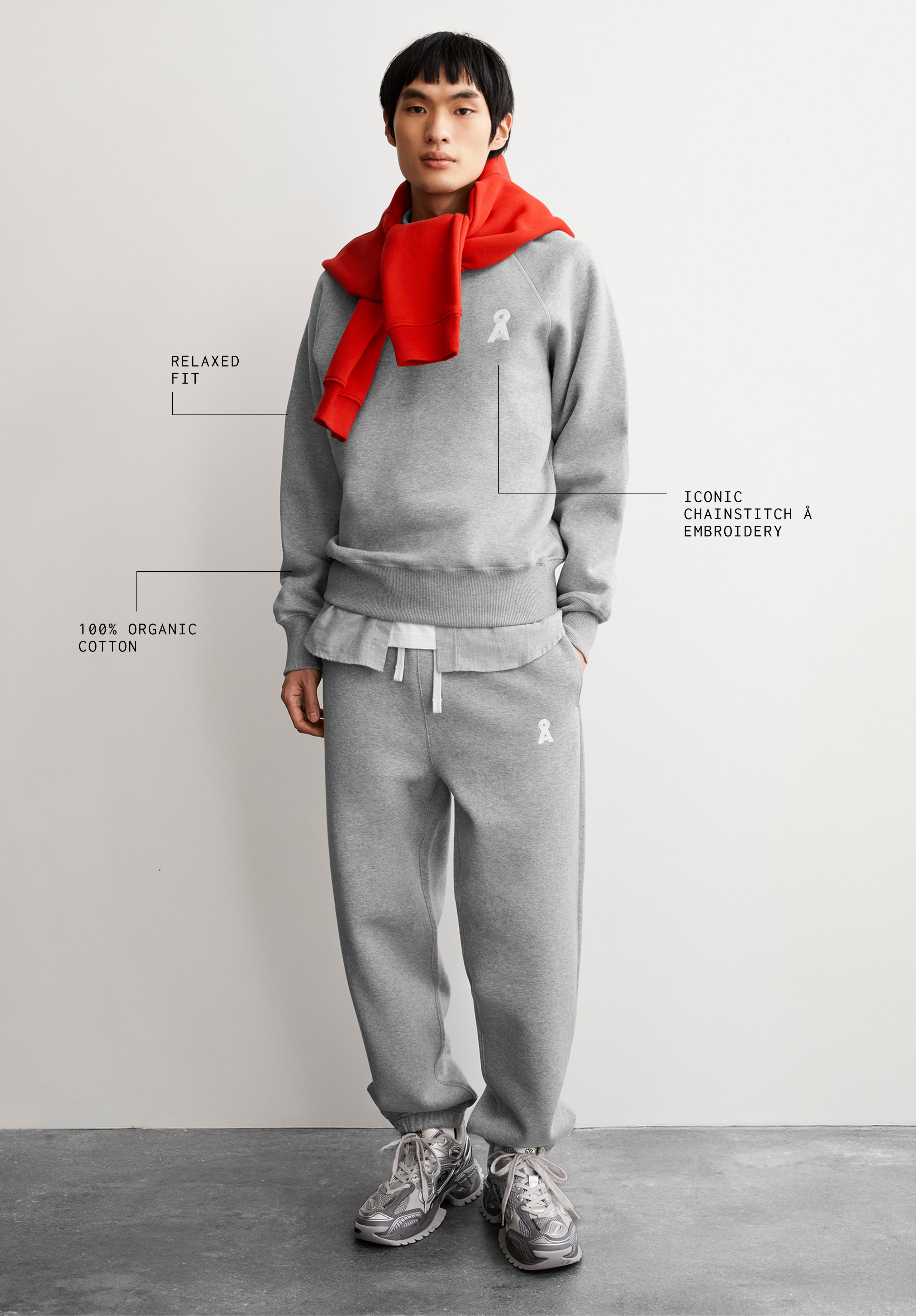 Beschreibung von einem grauen Sweat-Set mit Regular Fit aus Bio-Baumwolle