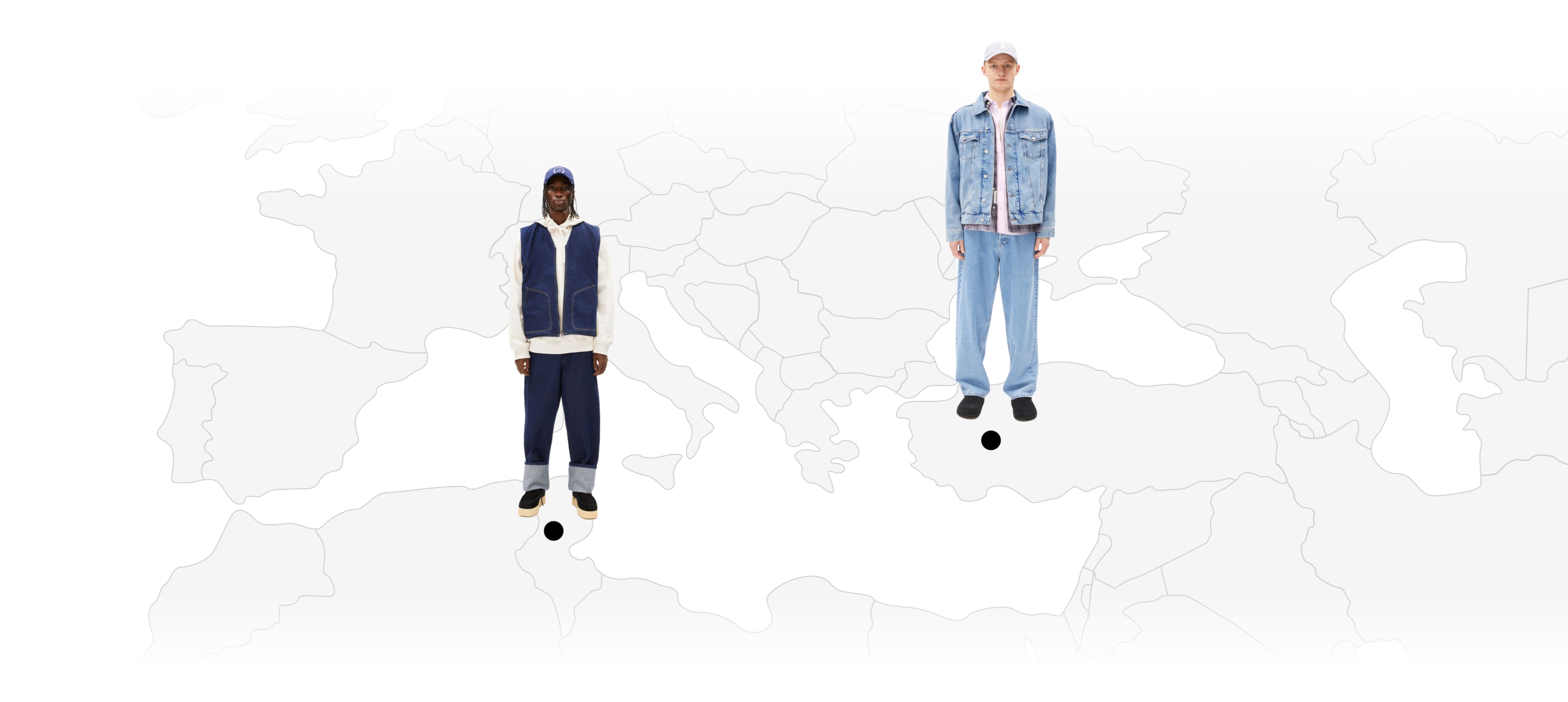 Zwei Models in Jeans-Outfits stehen auf einer stilisierten Weltkarte; eines steht auf Nordafrika, das andere auf der Türkei.