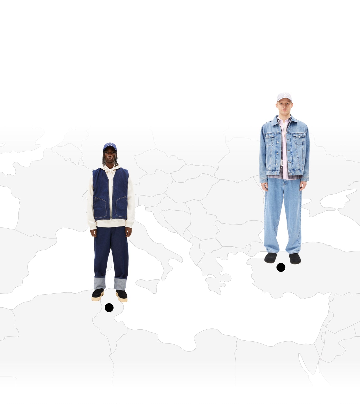 Zwei Models in Jeans-Outfits stehen auf einer stilisierten Weltkarte; eines steht auf Nordafrika, das andere auf der Türkei.