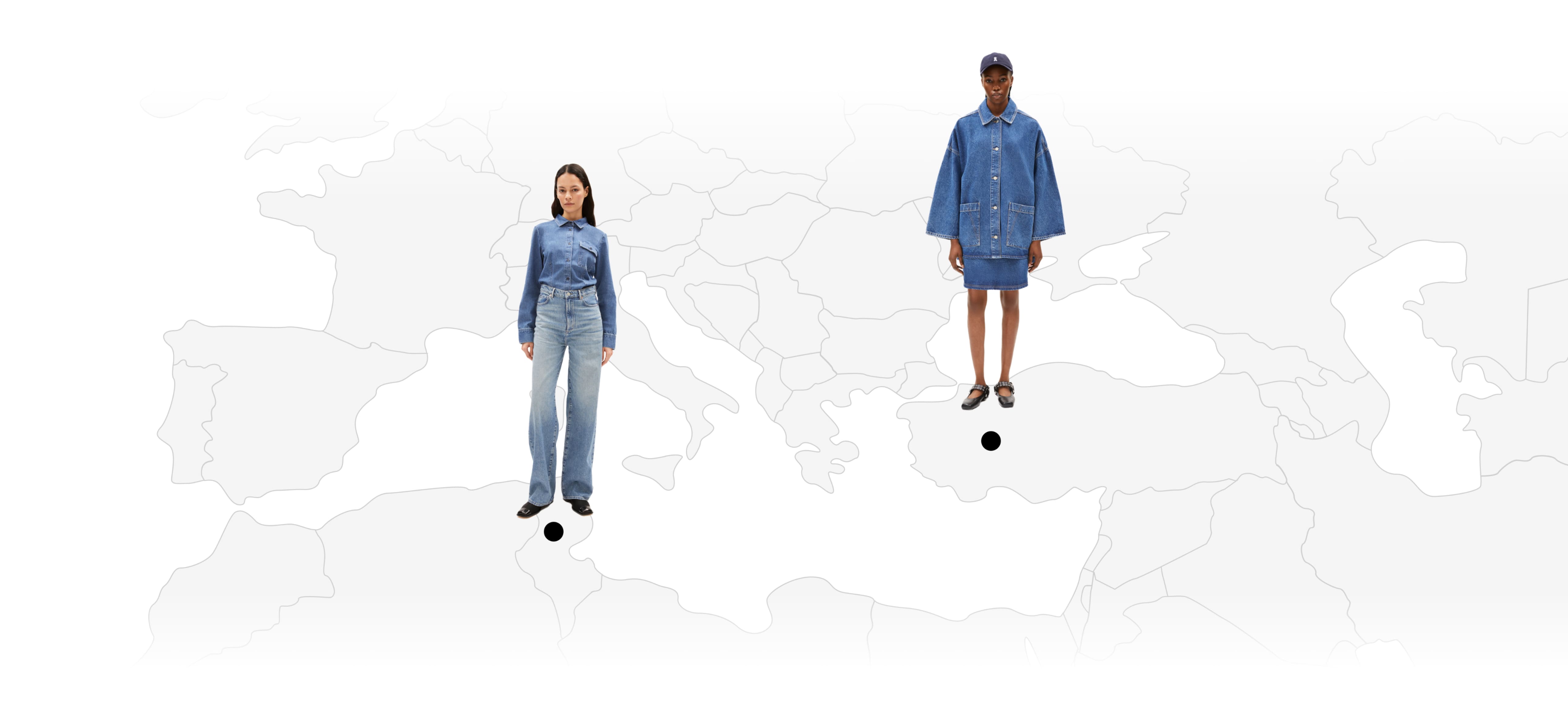 Zwei Models in Jeans-Outfits stehen auf einer stilisierten Weltkarte; eines steht auf Nordafrika, das andere auf der Türkei.
