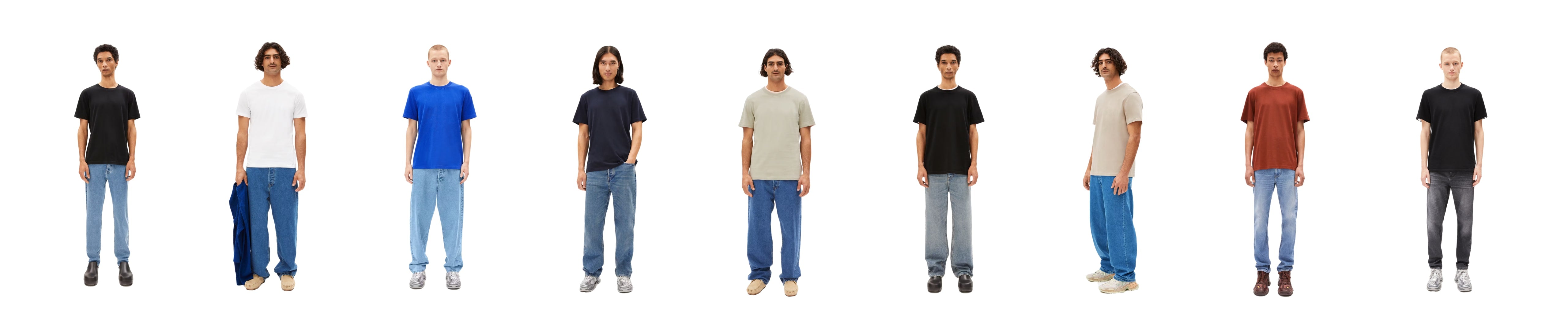 Mehrere Models tragen verschiedene T-Shirts und Jeans in unterschiedlichen Farben und Schnitten, nebeneinander auf weißem Hintergrund angeordnet.