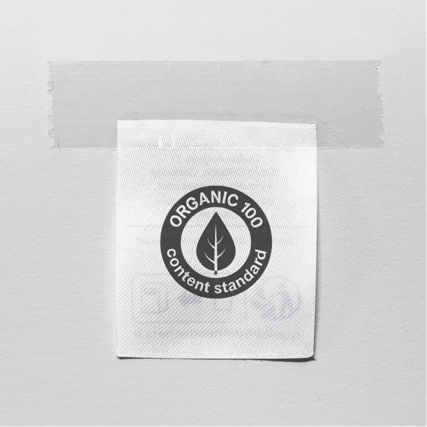 Etikett mit dem Siegel „Organic 100 Content Standard“ auf hellem Hintergrund.