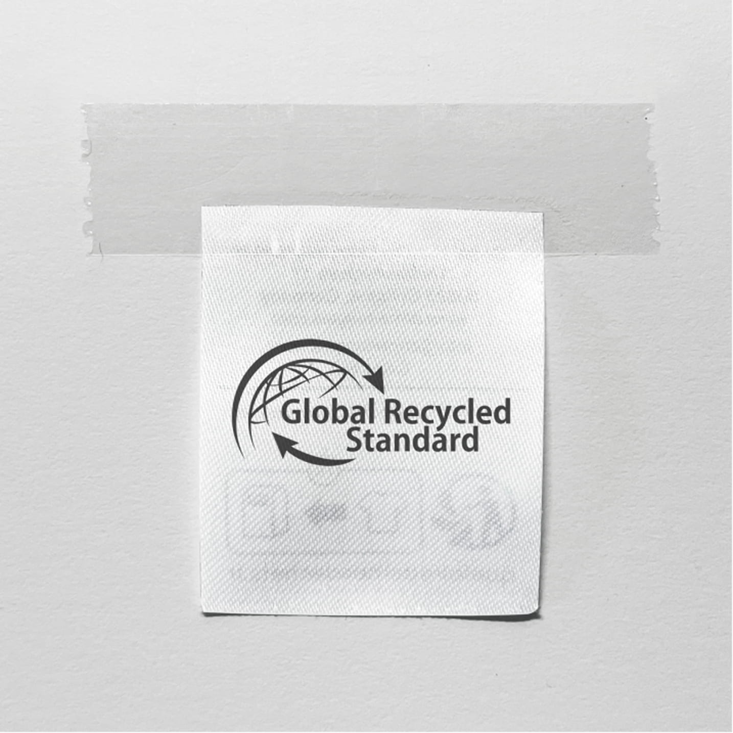 Etikett mit dem Siegel „Global Recycled Standard“ auf hellem Hintergrund.