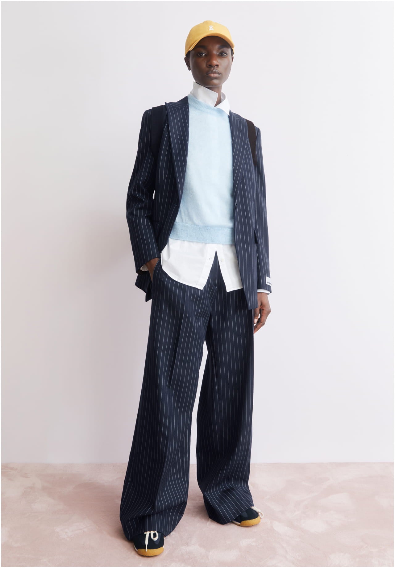 Model mit einem blauen Nadelstreifen-Anzug