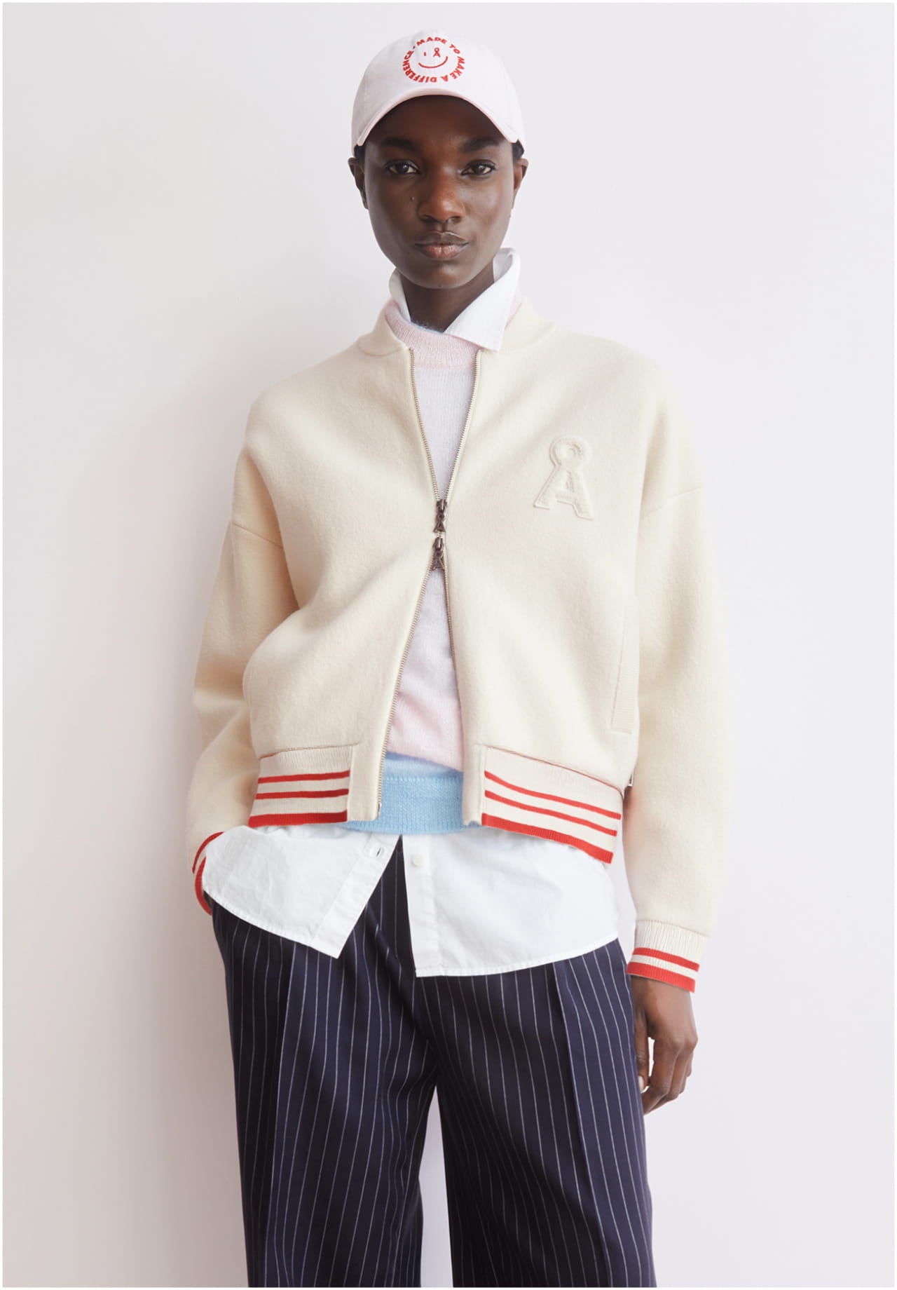 Model mit einer weißen Collegestyle Jacke