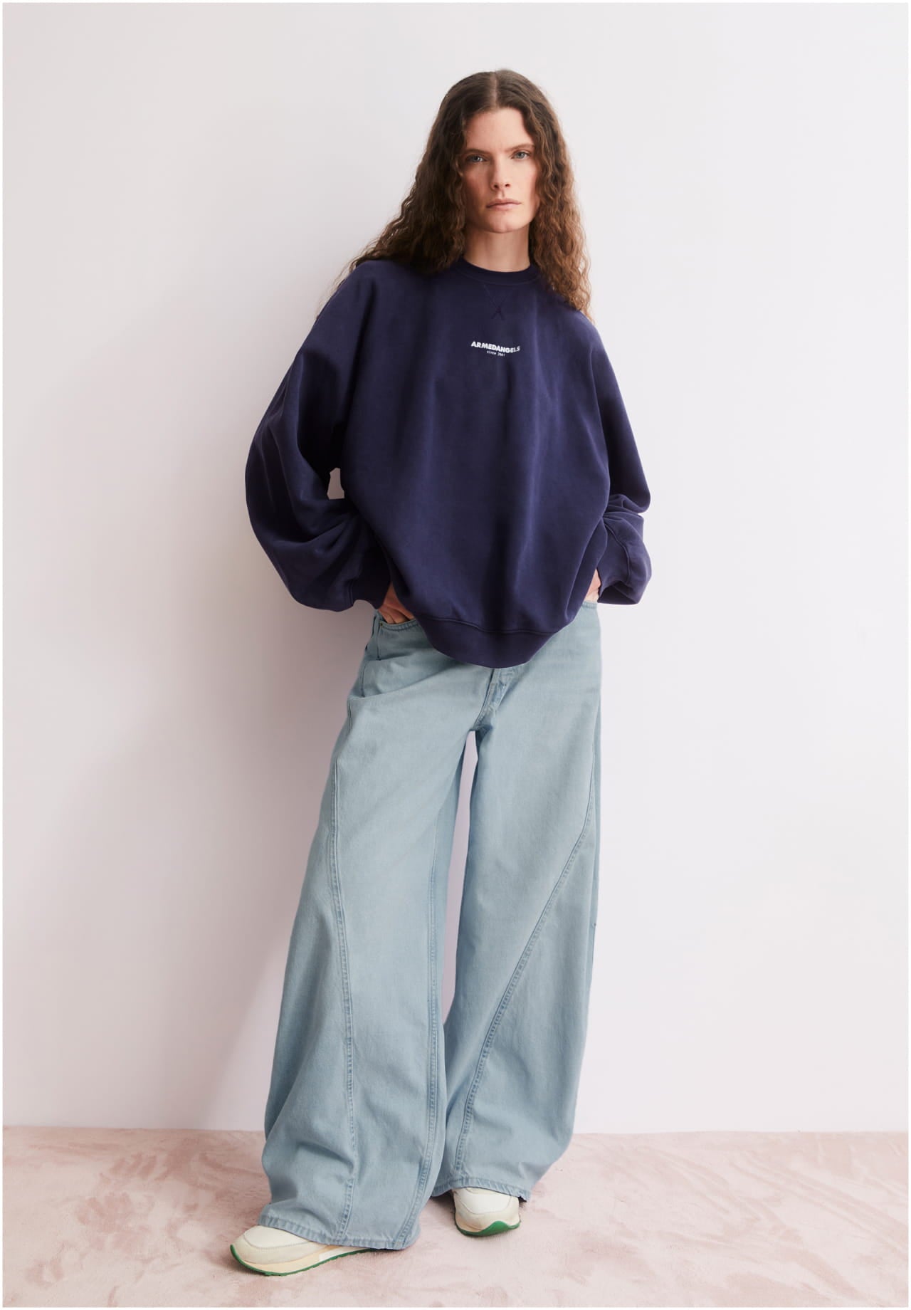 Model mit einem blauen Sweatshirt