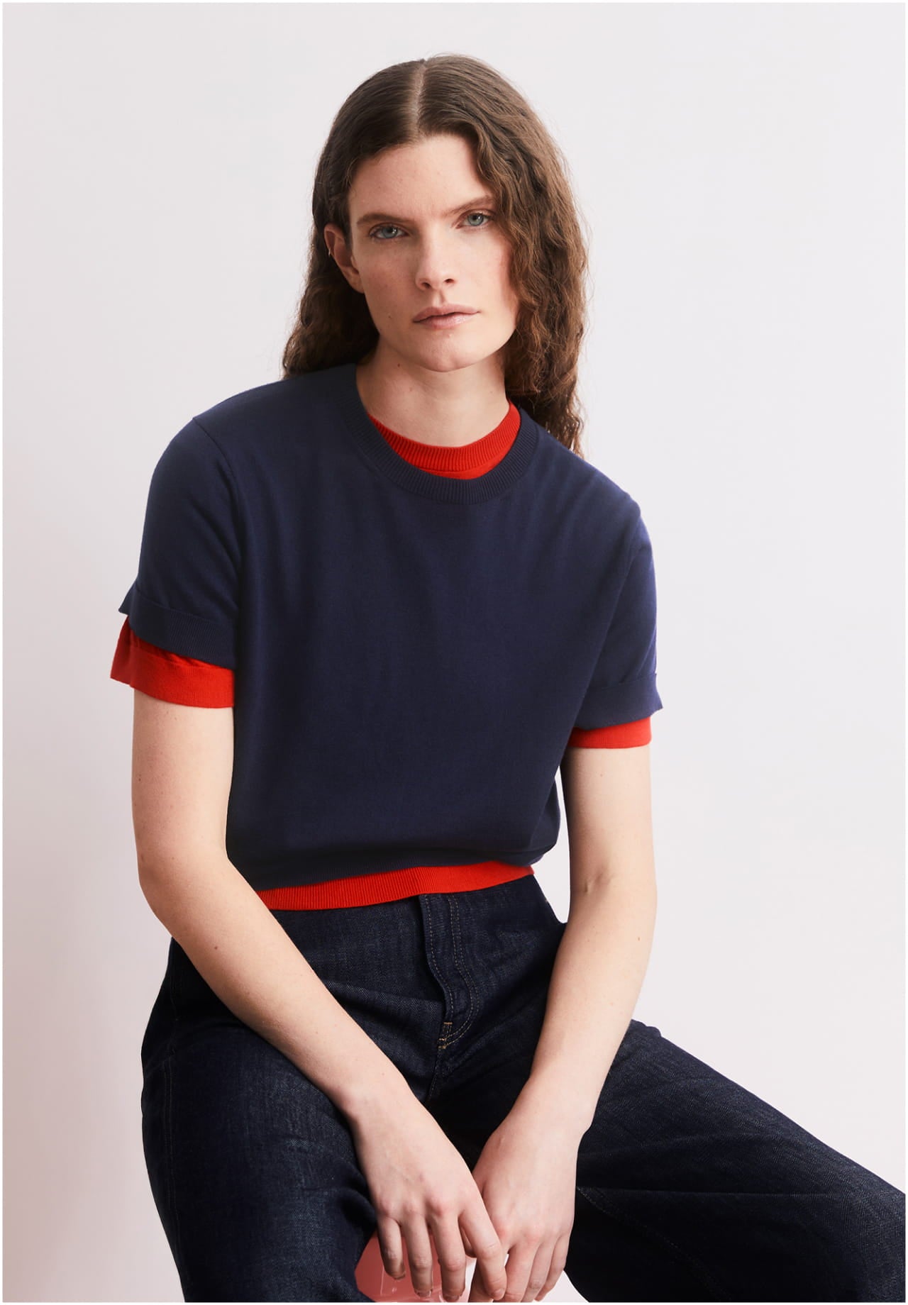 Model mit einem blauen T-Shirt