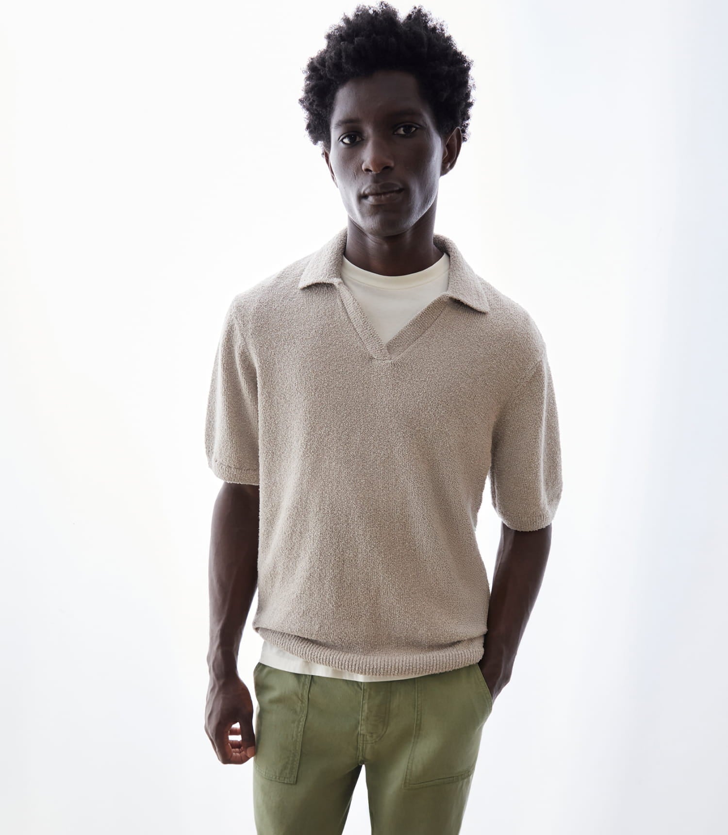 Model mit einem beigen kurzarm Pullover