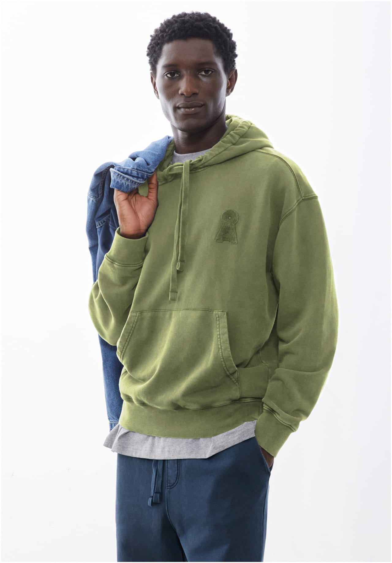 Model mit einem grünen Sweatshirt