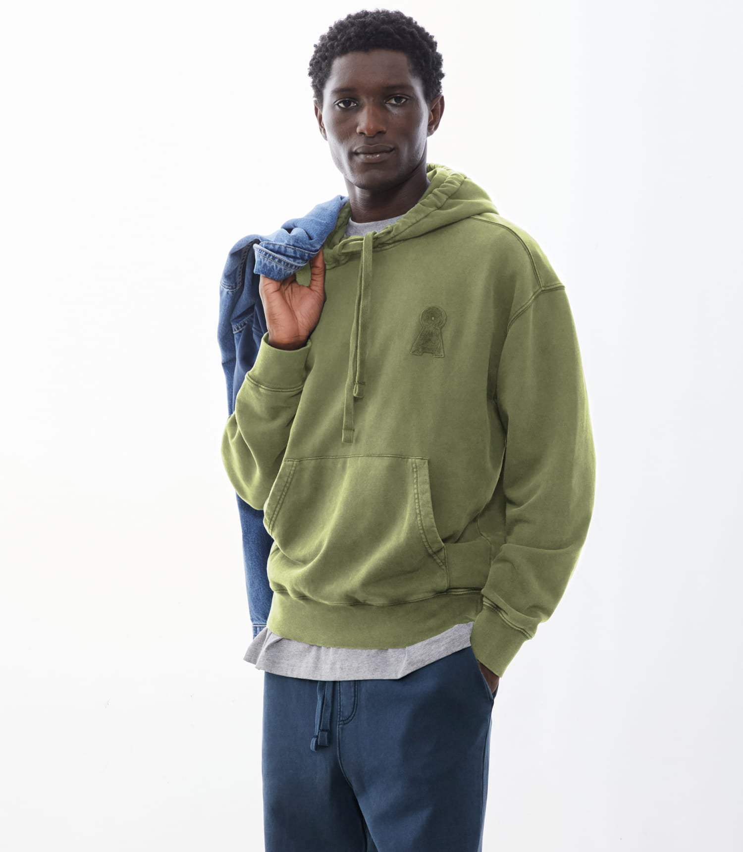 Model mit einem grünen Sweatshirt