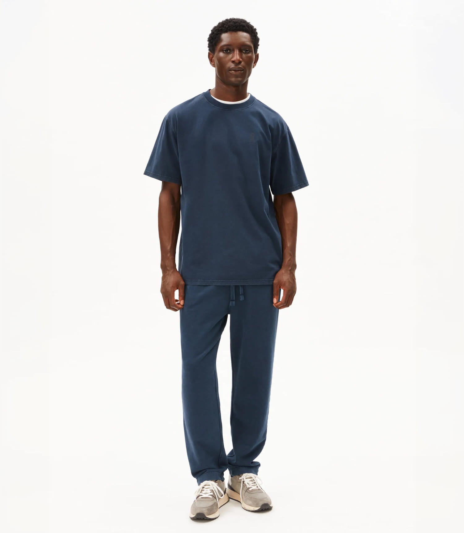 Model mit einem blauen T-Shirt