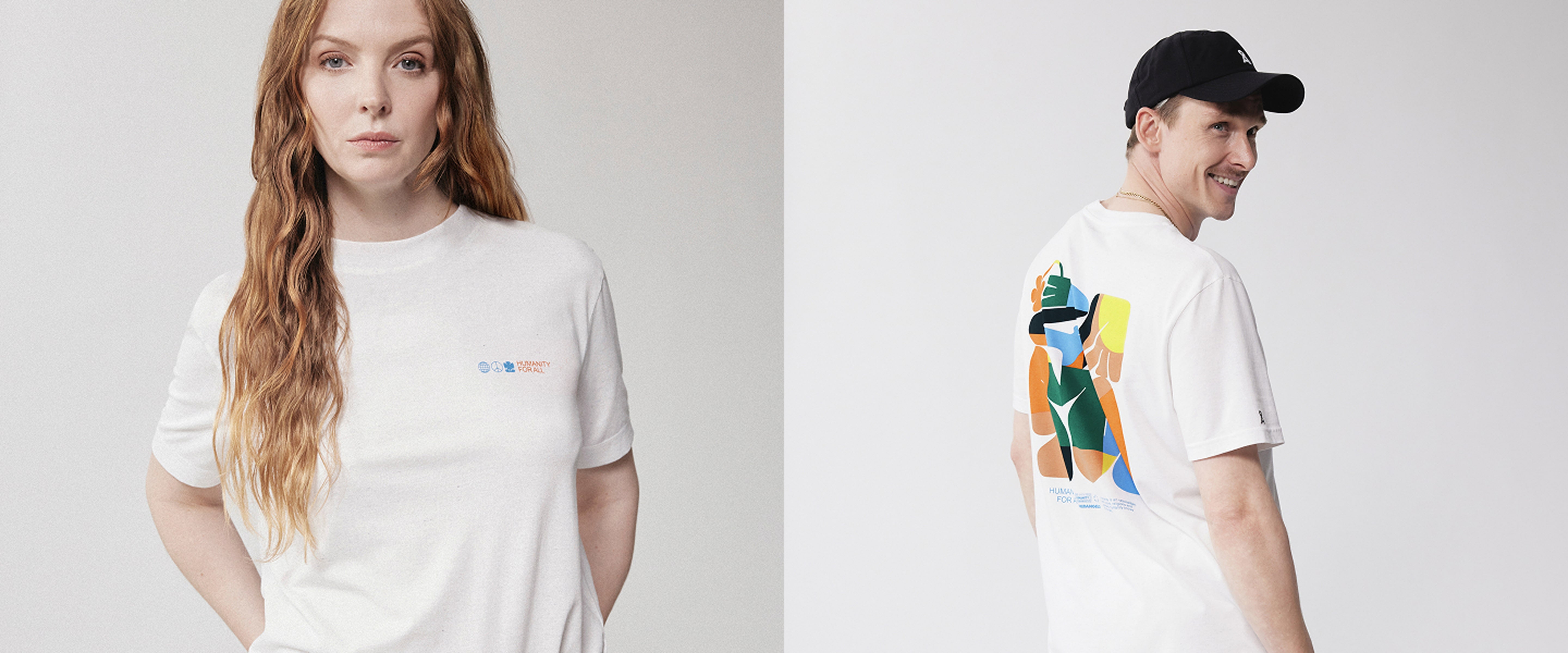 Zwei Personen tragen weiße T-Shirts aus der Armedangels-Kollektion ‚Humanity for All‘; links Vorderseite mit kleinem Logoaufdruck, rechts Rückseite mit bunter abstrakter Grafik, neutrale Studioaufnahme.