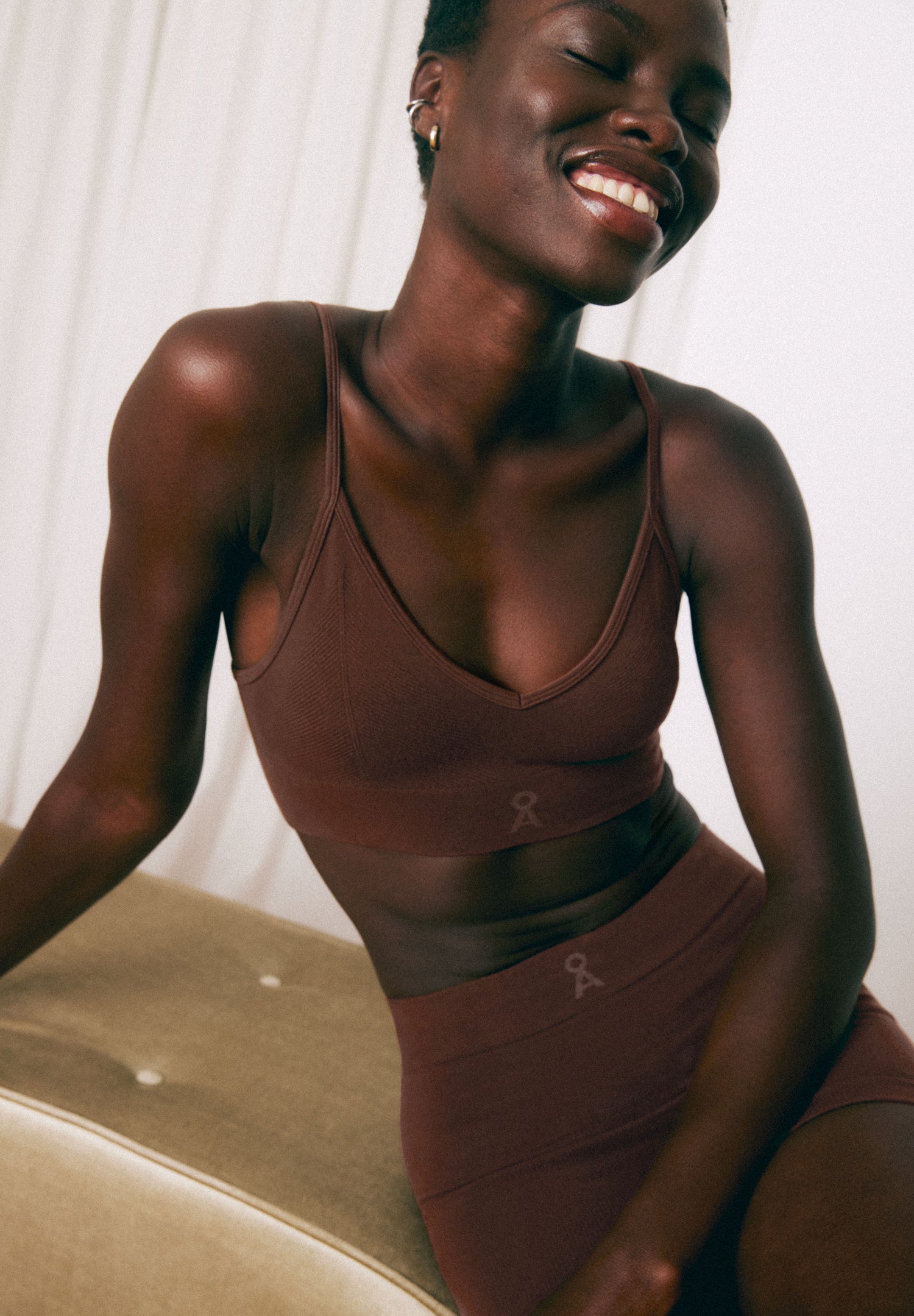 Model trägt BRALAA SEAMAALA Bralette in der  Farbe ebony