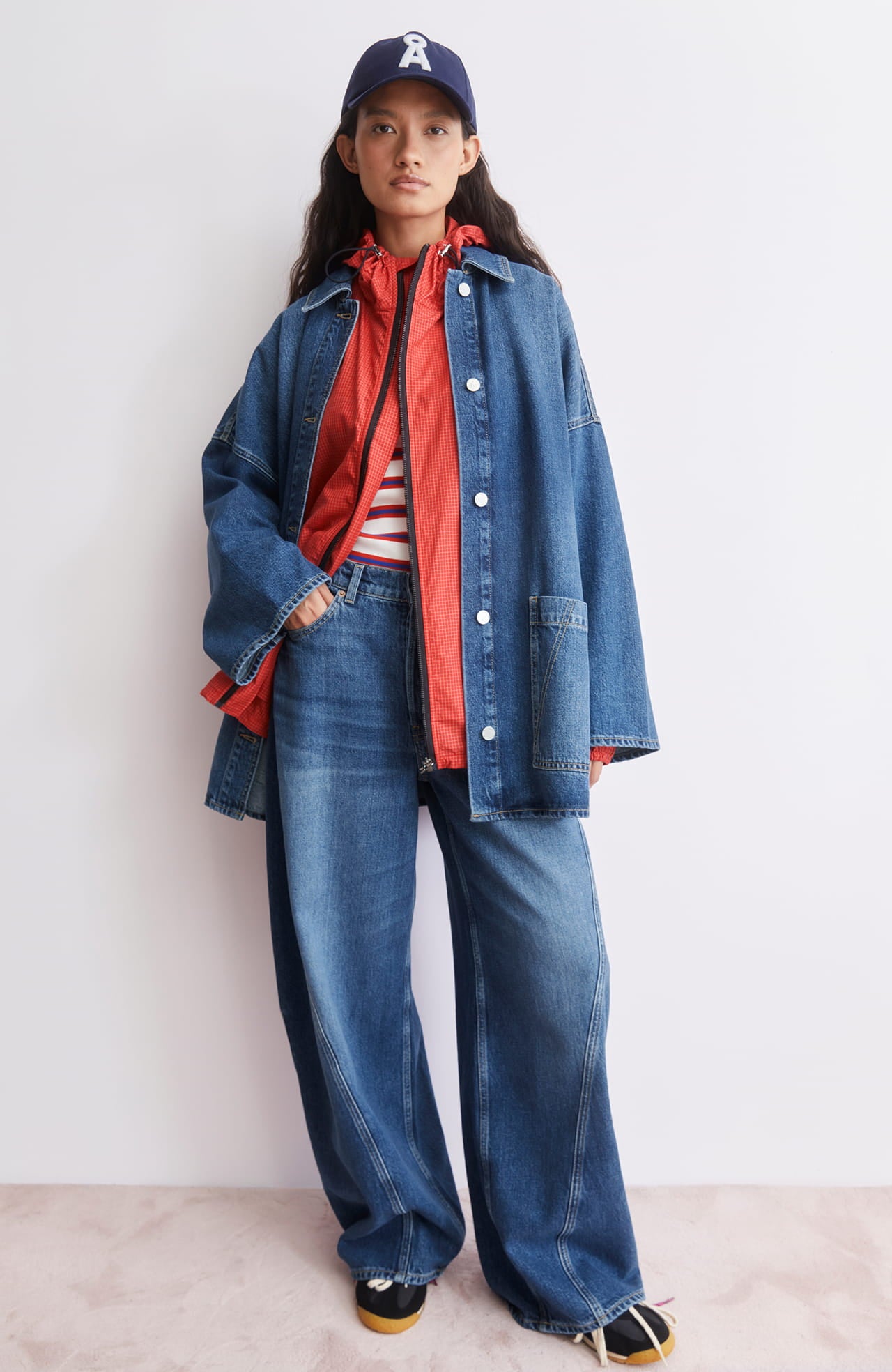 Frau mit Jeansjacke und Wide Leg jeans