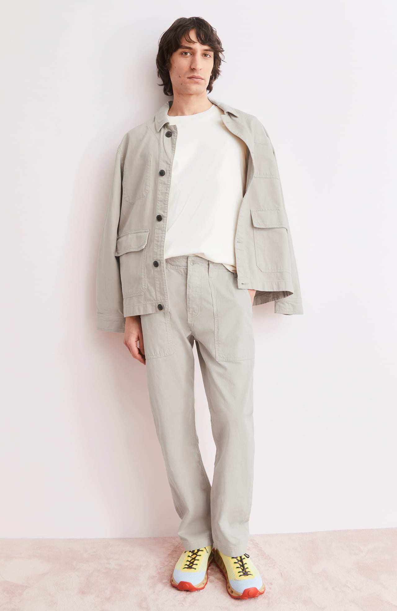 Mann mit heller Hose und Jacke