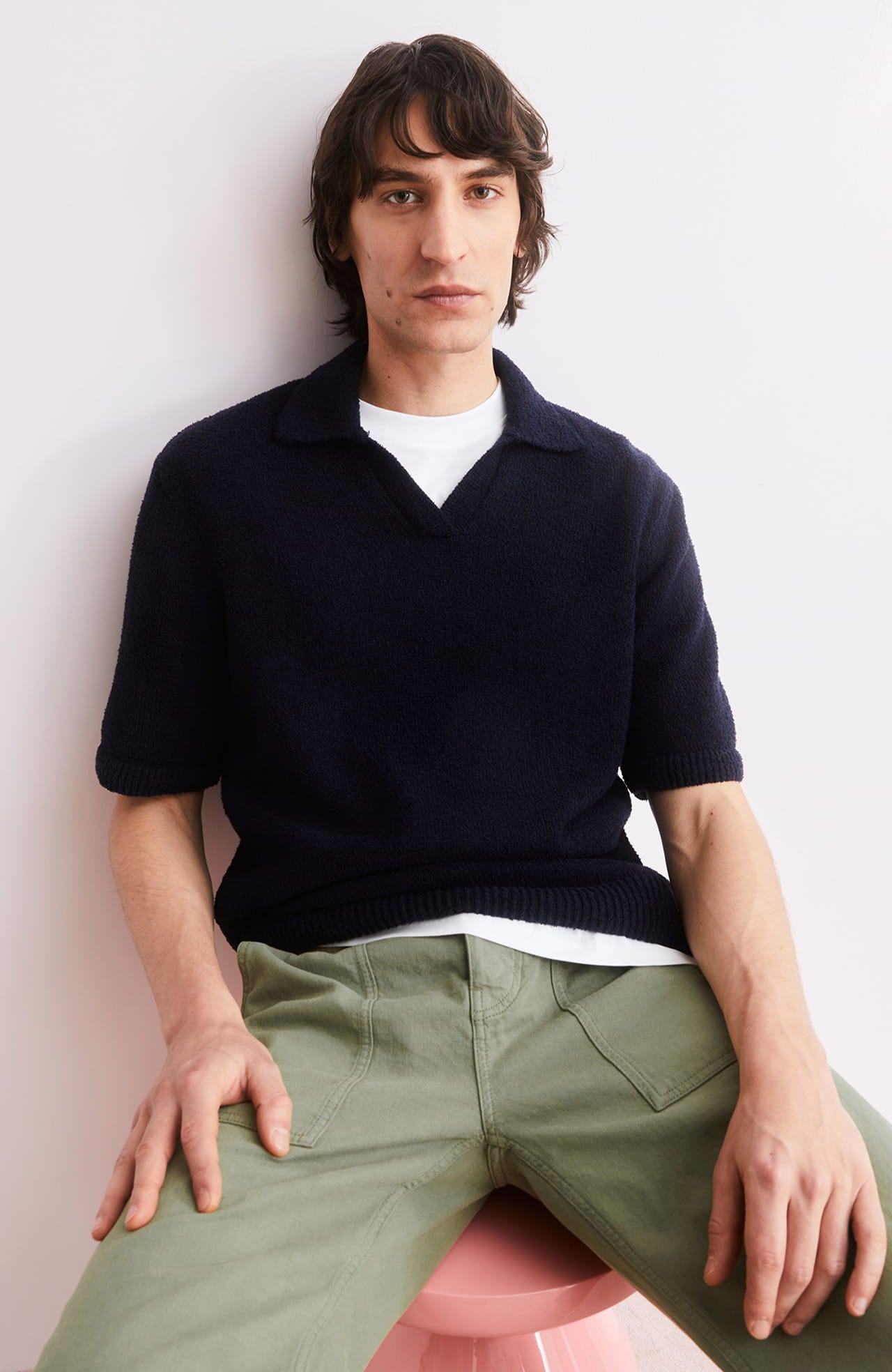 Mann mit blauem Shirt und khaki Hose