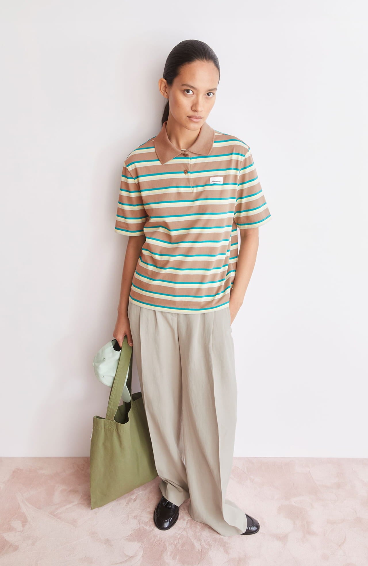 Frau mit gestreiften Polo T-Shirt