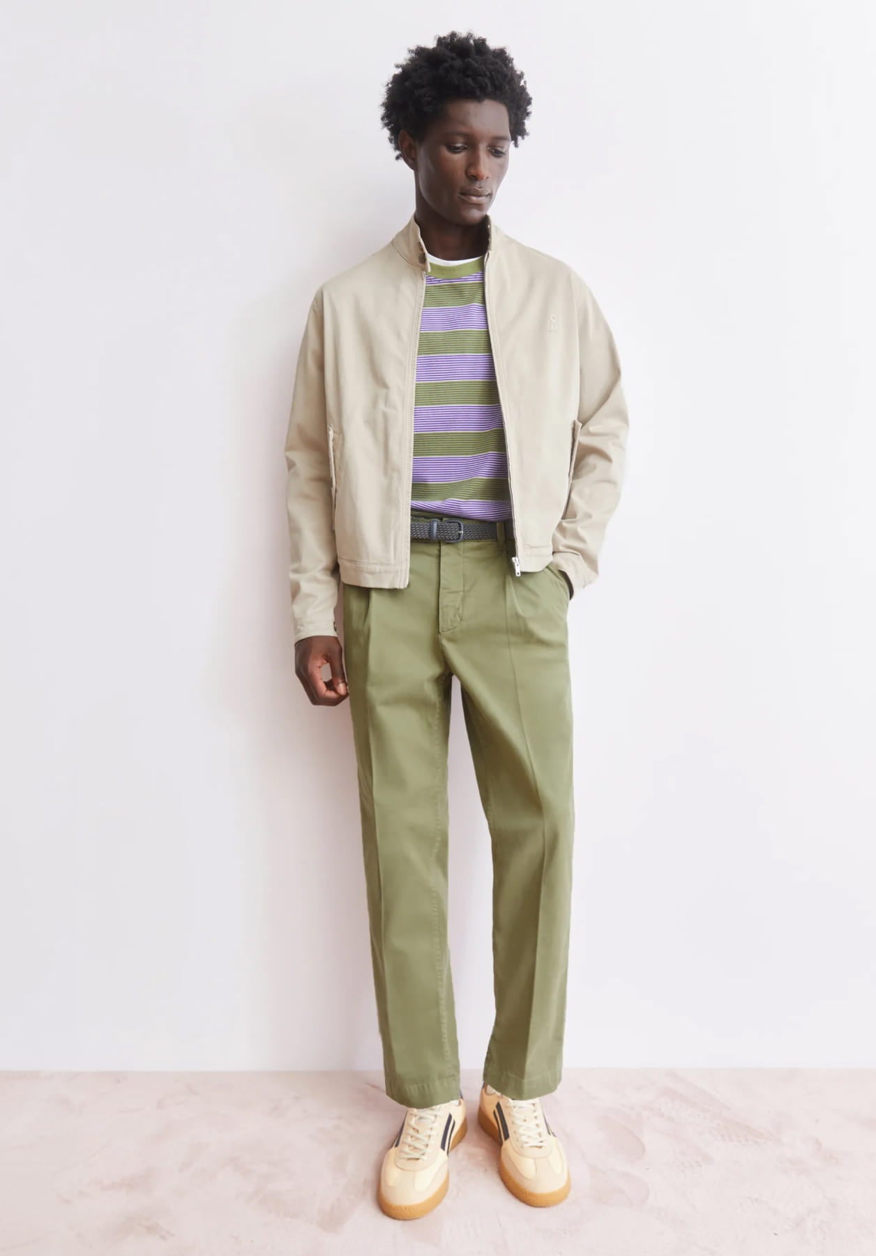 Model mit einer grünen Hose