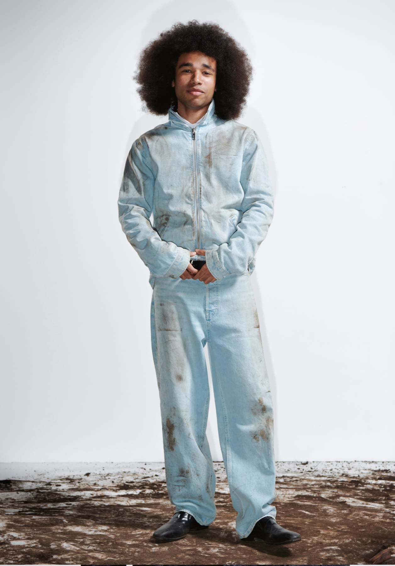 Model mit Jeans Outfit