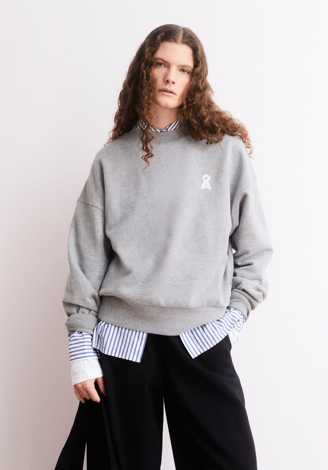 Model trägt graues Sweatshirt mit A-Logo
