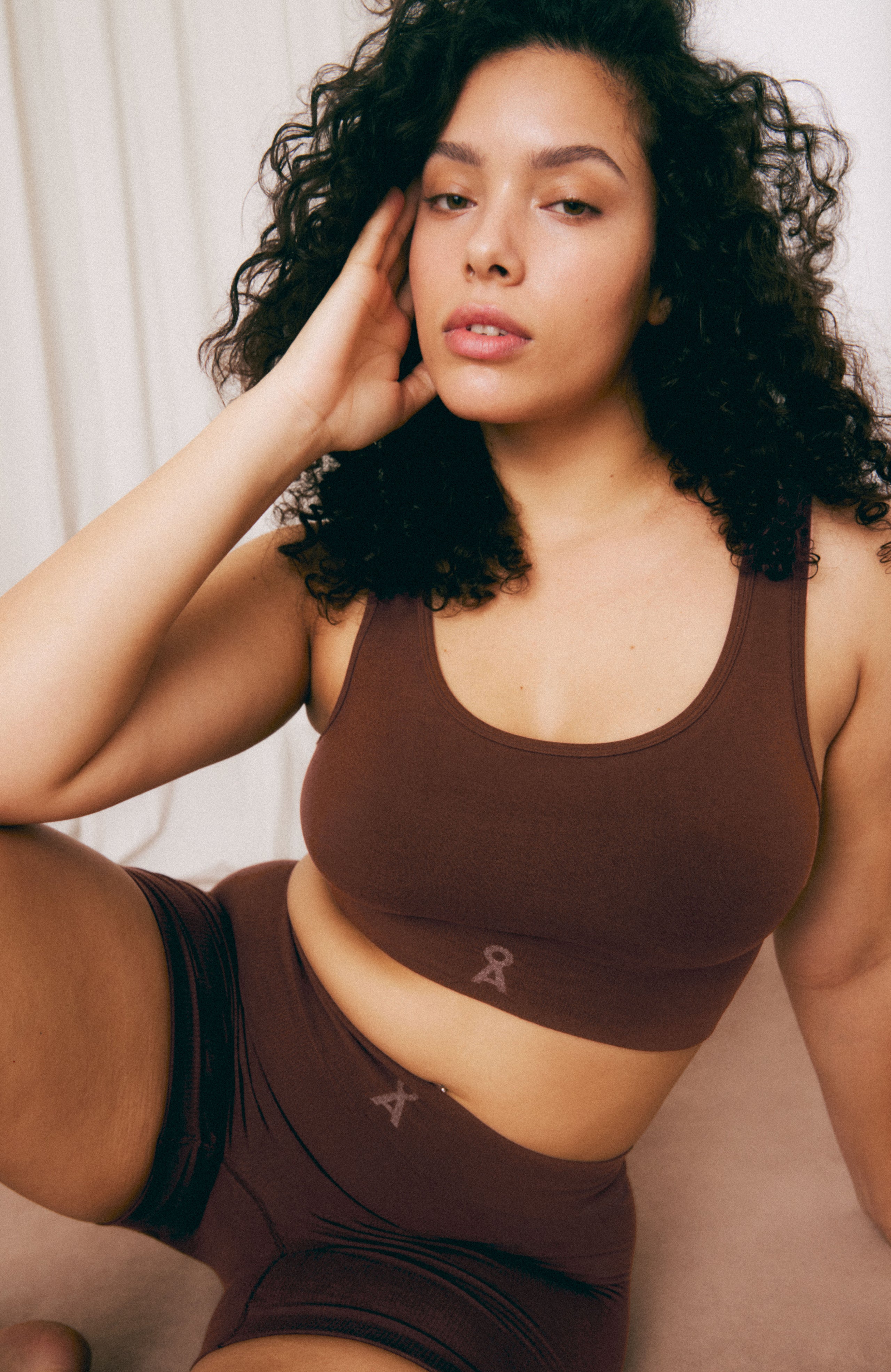 Model trägt BRAA SEAMAALA Bralette in ebony