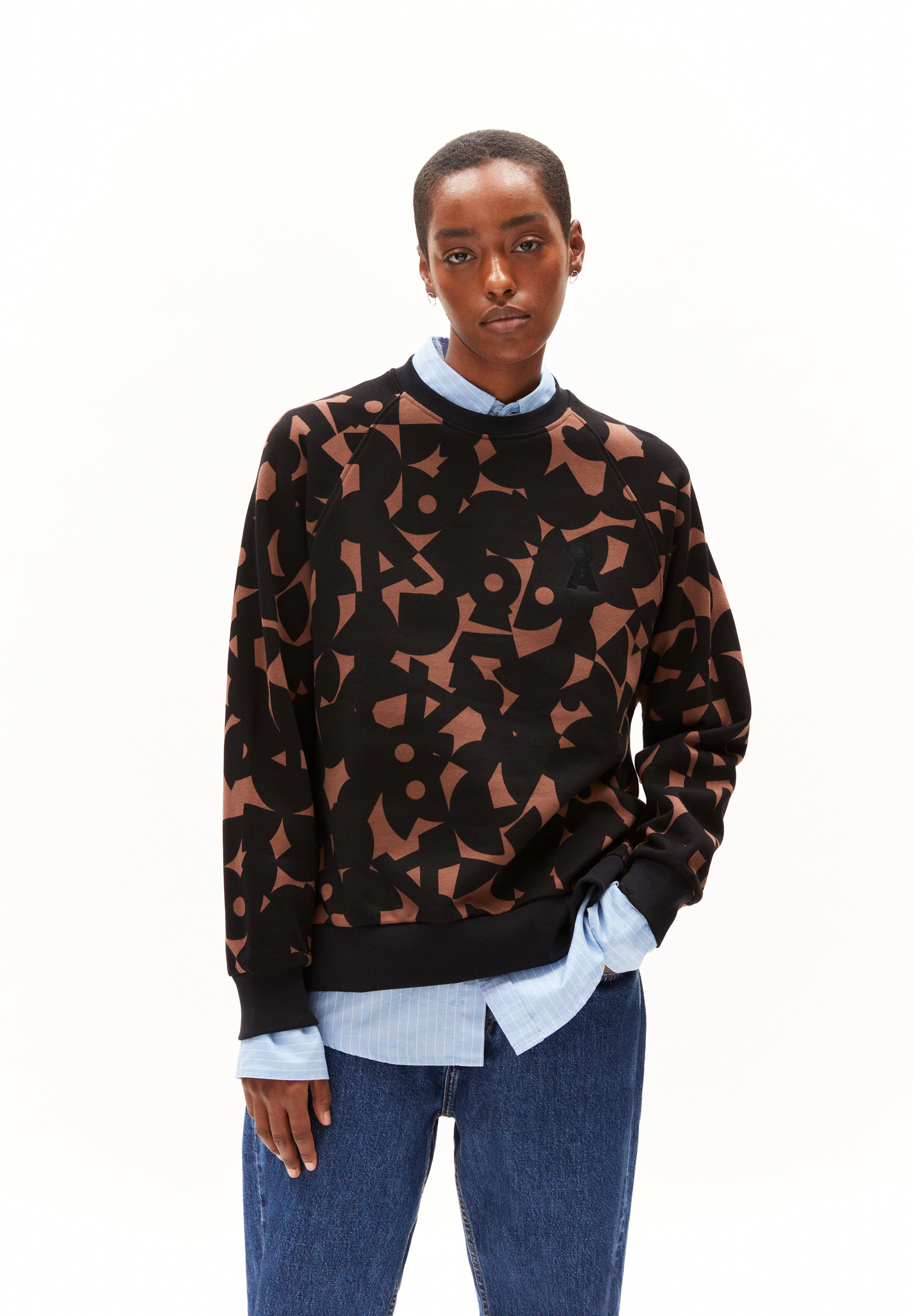 GIOVANNAA ABSTRACT A Sweater met oversized pasvorm van biologisch katoen