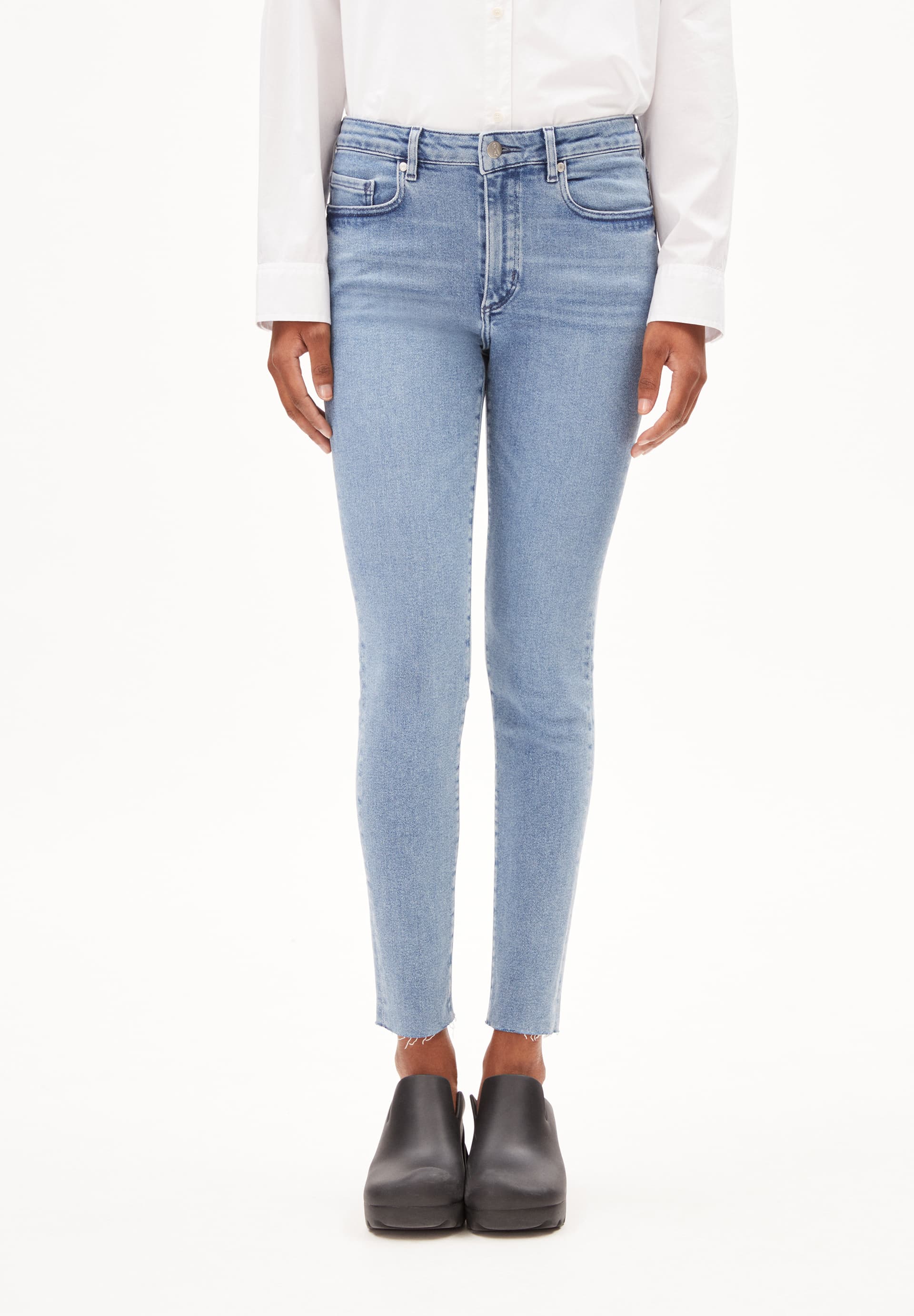 TILLAA X RÅ HEM Skinny Leg taille mi-haute en coton bio mélangé