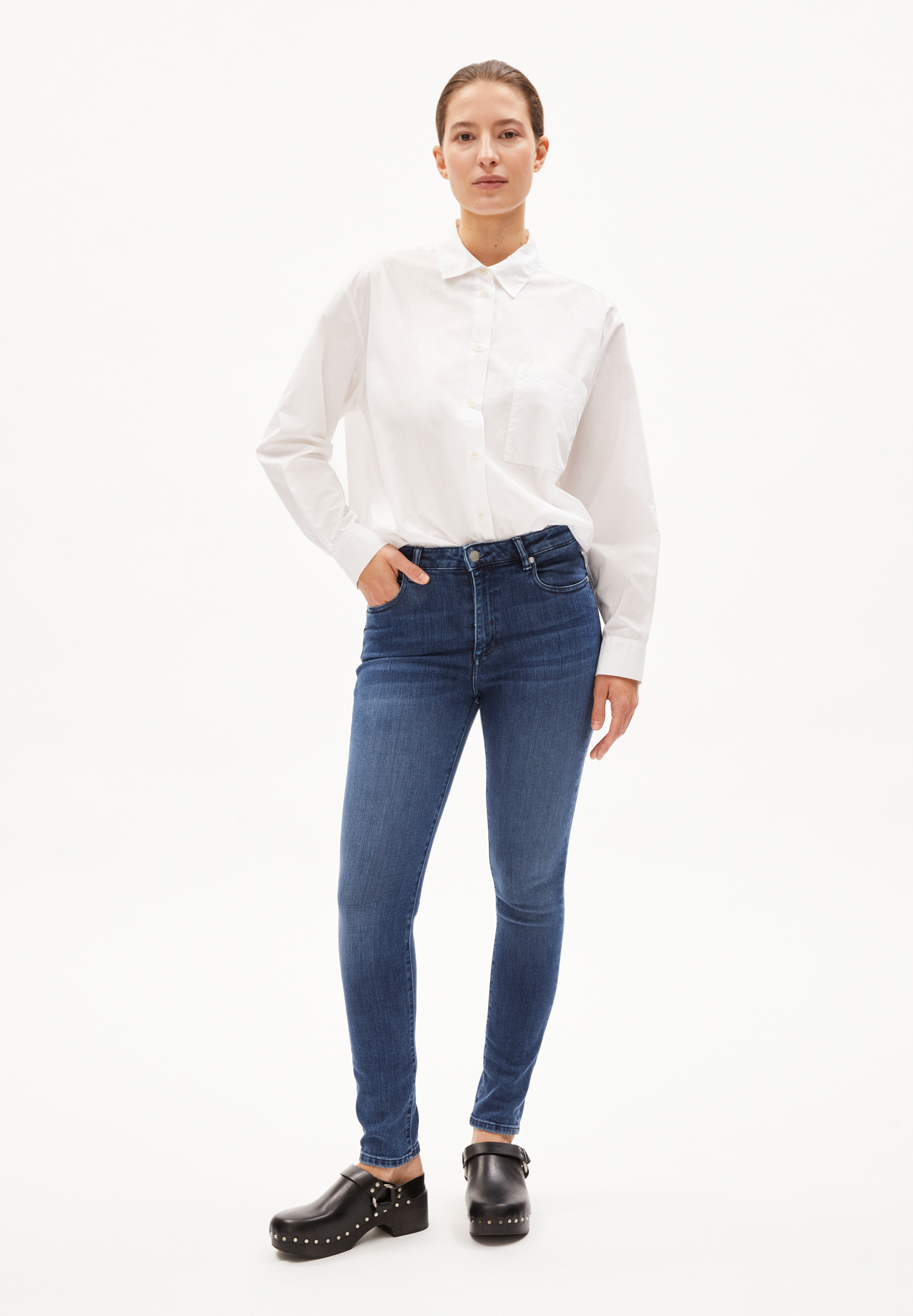 TILLAA Skinny Leg Mid Waist aus Bio-Baumwoll Mix