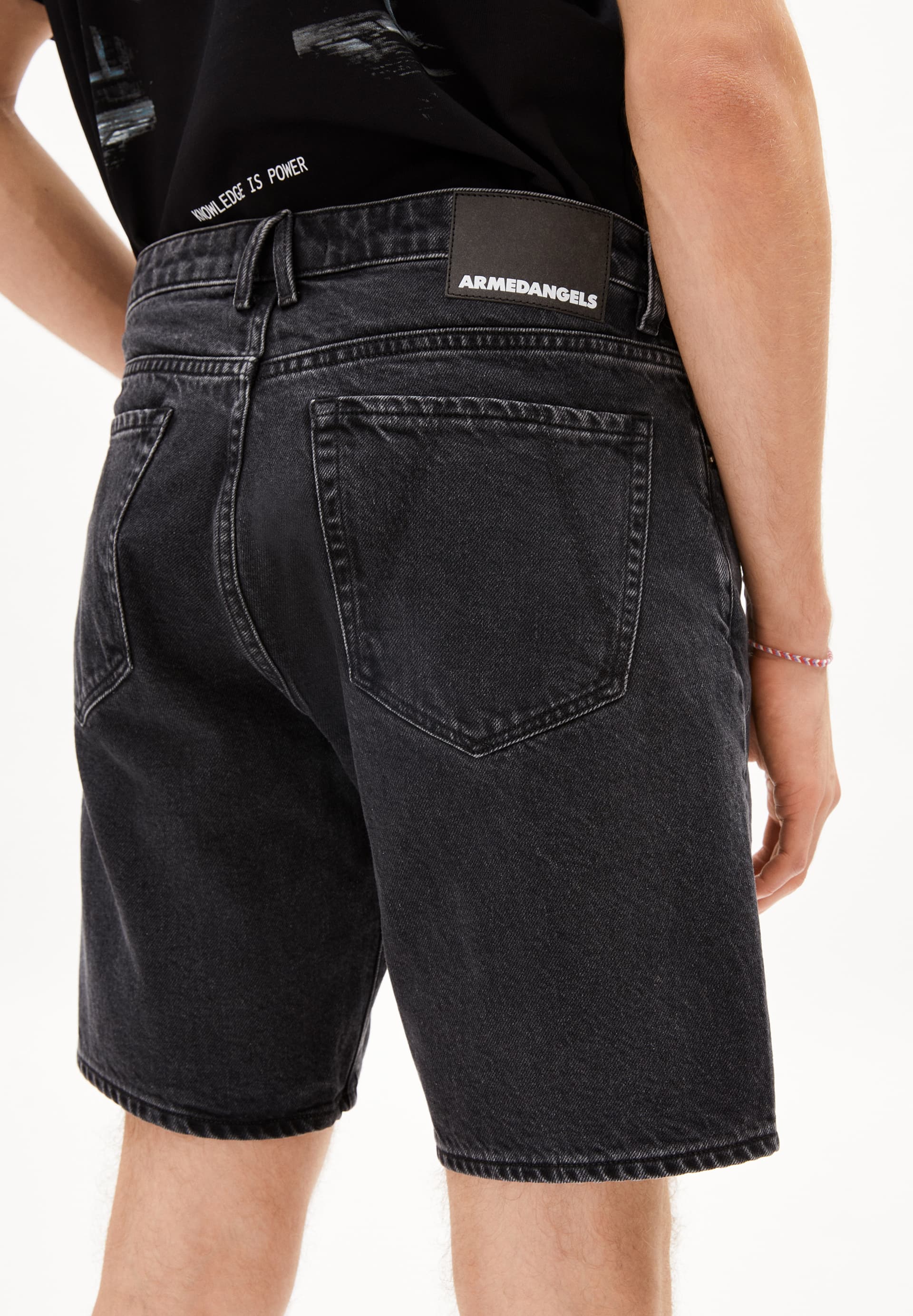 AARVO Jeans Shorts aus recycelter Baumwolle