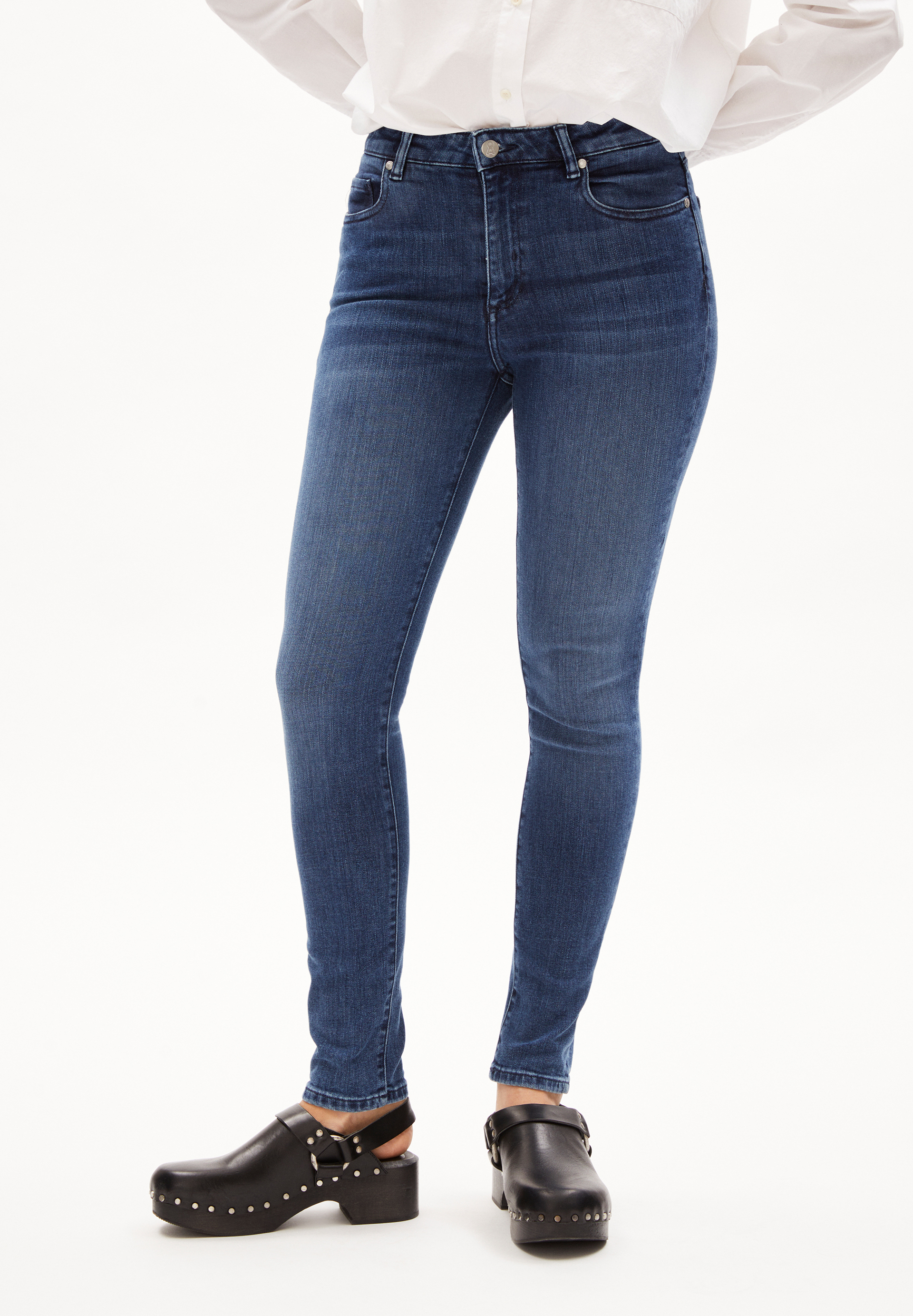 TILLAA Skinny fit midden taille in biokatoenmix