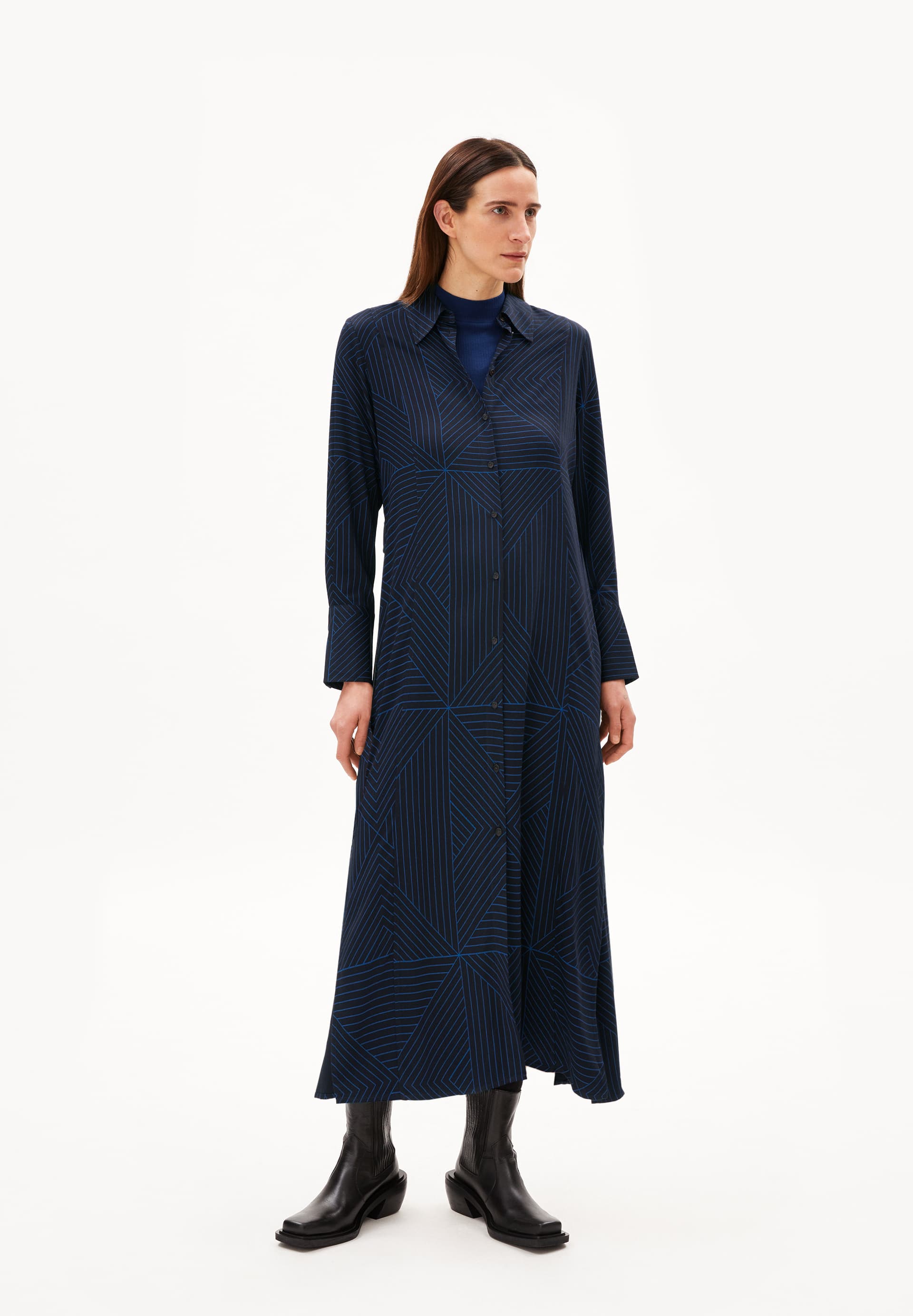 DORISAA GRAPHIC LINES Relaxed model geweven jurk van LENZING™ ECOVERO™ viscose